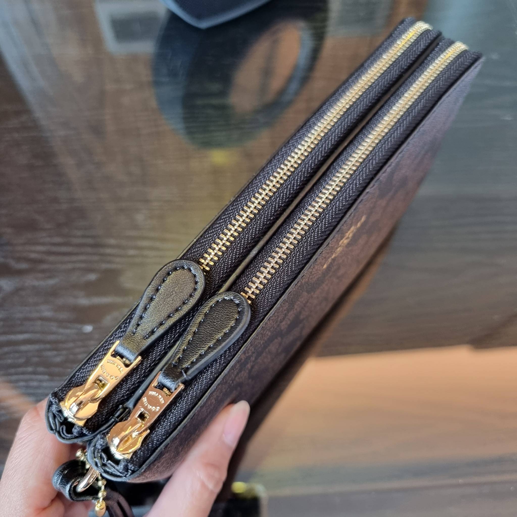 COACH F54057 DOUBLE ZIP WALLET IN SIGNATURE กระเป๋าคล้องมือ size L ใบนี้ใส่มือถือได้ทุกรุ่น ขนาดกำลังดี พกพาสะดวกมากๆ วัสดุหนังสังเคราะห์ ภายในเป็นผ้าสีสวยคม ใส่ธนบัตร ใส่บัตรได้เยอะ ใส่มือถือได้สบายๆทุกรุ่น ตอบโจทย์สาวๆที่ไม่ชอบพกเยอะวุ่นวายจ้า ใบนี้เอาอ