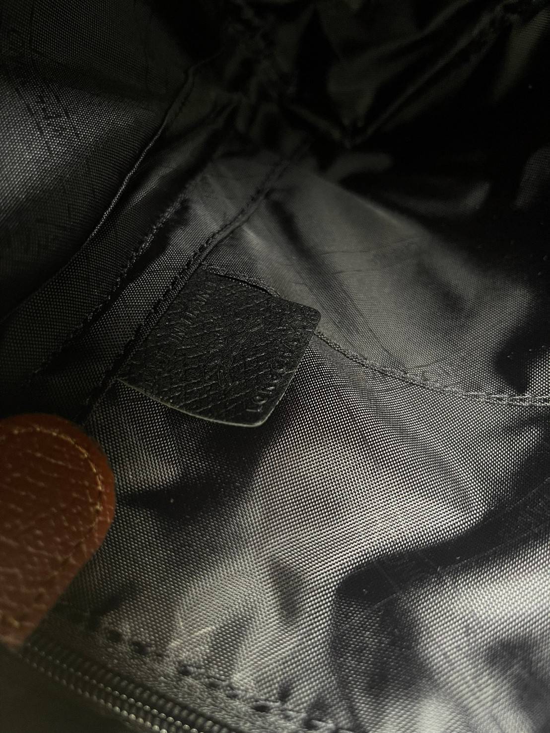 LONGCHAMP BOXFORD TRAVEL BAG M กระเป๋าเดินทางขนาดกลาง มาพร้อมสายสะพายที่สามารถถอดได้ ให้คุณเลือกสะพายไหล่หรือถือได้ มีซิปรูดเปิดปิดกระเป๋าที่ให้คุณมั่นใจได้ว่าคุณจัดเก็บไอเท็มของคุณได้อย่างมิดชิด บ็อคฟอร์ด (BOXFORD) สะท้อนความเป็นเอกลักษณ์ของแบรนด์ที่เปี่