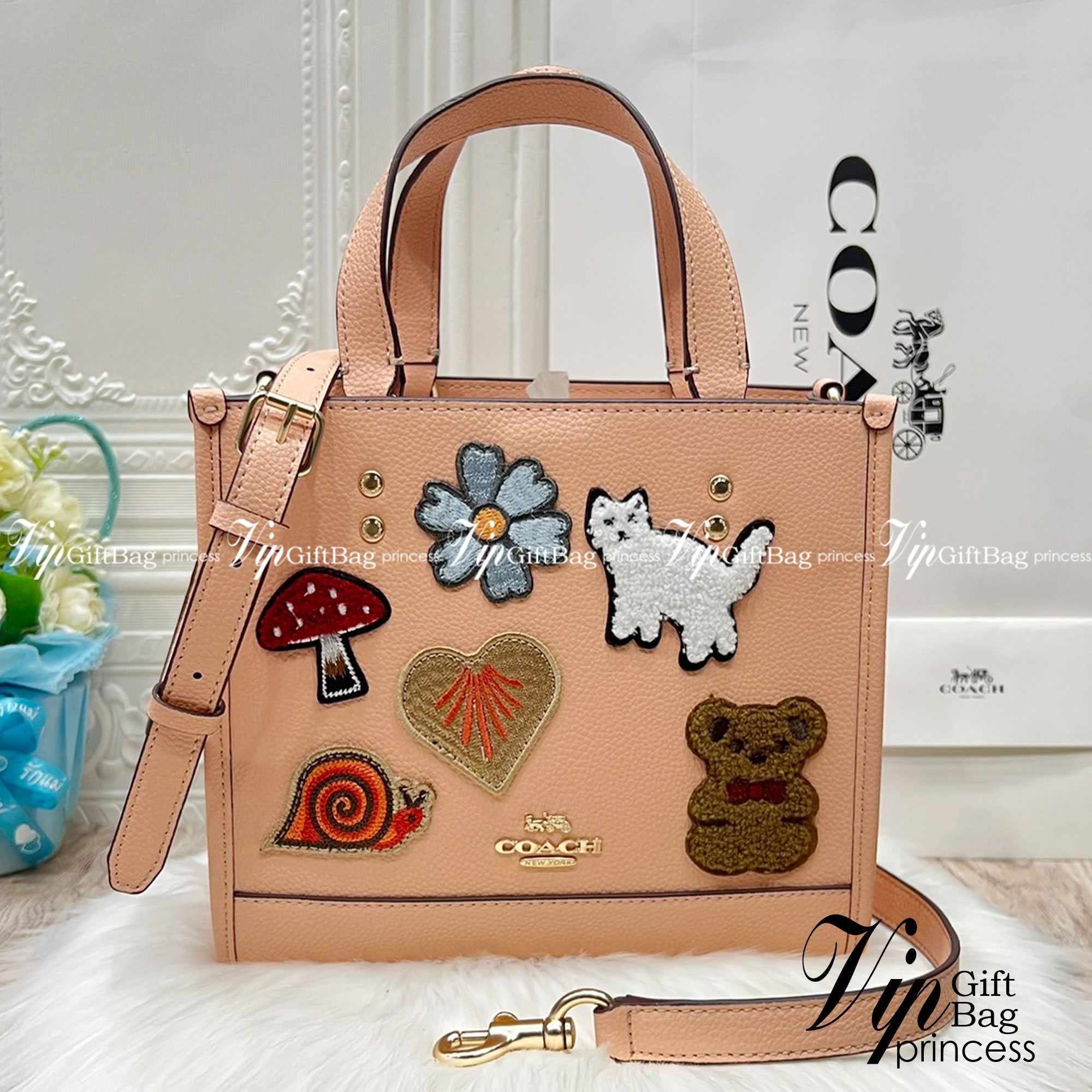 Coach Dempsey Tote 22 With Creature Patches CC421 คอลเลคชั่นใหม่ กระเป๋าทรงโท้ท ขนาดน่ารักน่าใช้มากๆ ดีไซน์น้องหมีจิ้มลิ้มดึงดูดสายตามากๆ ฟังก์ชั่นการใช้งานสะดวก มีทั้งสายคล้องในตัว และสายครอสบอดี้ ภายในกระเป๋าเป็นช่องโล่ง ใส่ของสำคัญได้ครบครันไม่ต้องห่วง