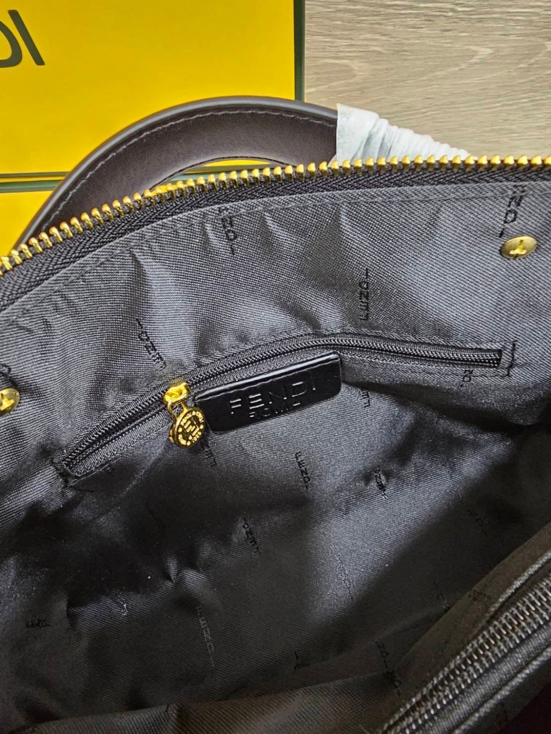 FENDI By The Way Boston Bag Elaphe Dark Gray กระเป๋าสะพายทรงบอสตัน คอลเลคชั่นสุดฮอต โทนดำคมเข้มคลาสสิค ดีไซน์โลโก้ใหม่สวยโดดเด่น เป็นยูนิเซ็กส์จะหนุ่มๆหรือสาวๆก็สะพายได้