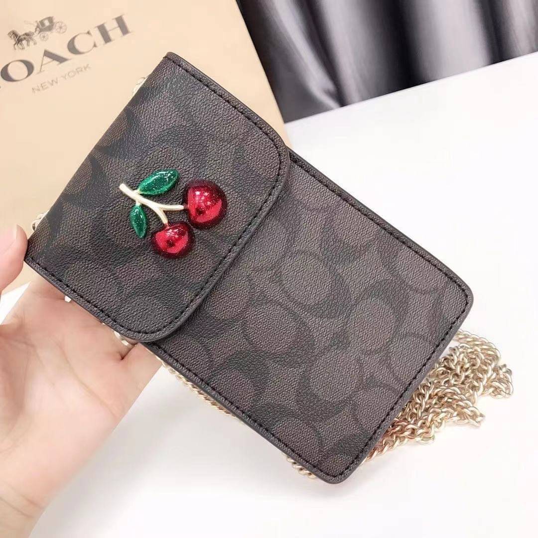 COACH PHONE CASE CROSSBODY BAG ((73486//76988//76357//39955//91046)) COACH NORTH/SOUTH CROSSBODY IN SIGNATURE CANVAS กระเป๋าใส่โทรศัพท์รุ่นนี้ มีความโดดเด่นทั้งดีไซน์และคุณสมบัติในการใช้งาน ด้วยลวดลายที่มีซิกเนเจอร์เป็นเอกลักษณ์แล้ว ด้านหลังยังมีช่องใส่กา