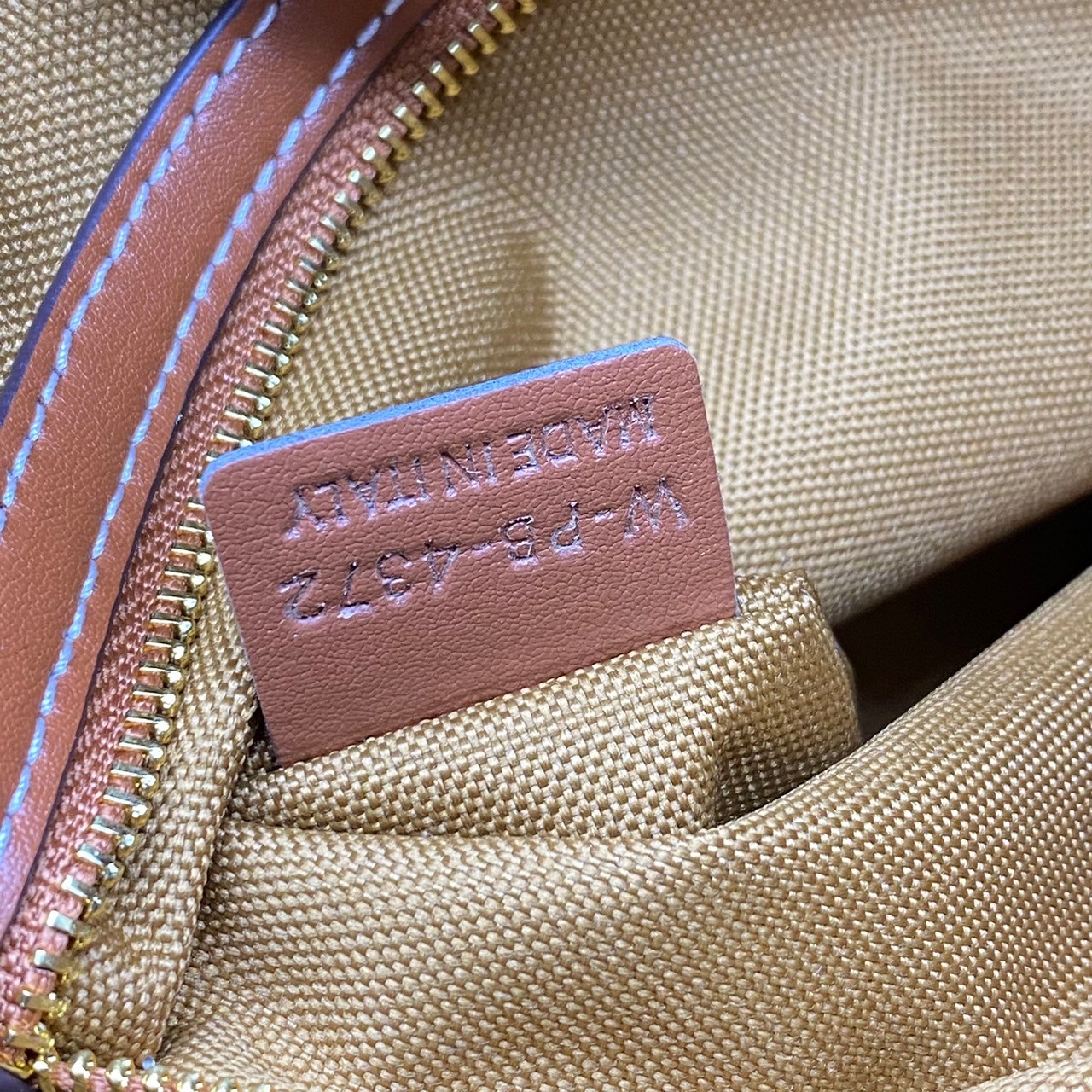 Large : Celine Triomphe Tote Handbag / Celine Tote Bag / Celine Delightful Monogram Tote พร้อมส่ง กระเป๋าถือใบใหญ่ พร้อมสายสะพายถอดได้ เป็นอีกหนึ่งใบที่คุ้มค่าคุ้มราคามากสำหรับสาวๆที่ชอบพกพาสิ่งของเยอะ