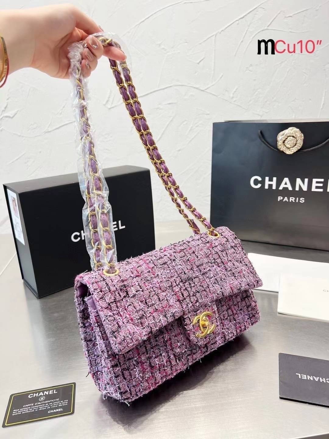 CHANEL Tweed Flap Bag 25cm ลุคคุณหนูไม่ควรพลาด Collection นี้เลย ลวดลายบนกระเป๋าแบบกราฟฟิคมีเท็กเจอร์ ทำให้กระเป๋าดูมีราคามากยิ่งขึ้น สะพายใช้งานได้หลายโอกาส ไม่ว่าจะไปเที่ยวหรือไปงานเลี้ยงสังสรรค์ก็เหมาะสมเป็นอย่างยิ่งเลยค่ะ