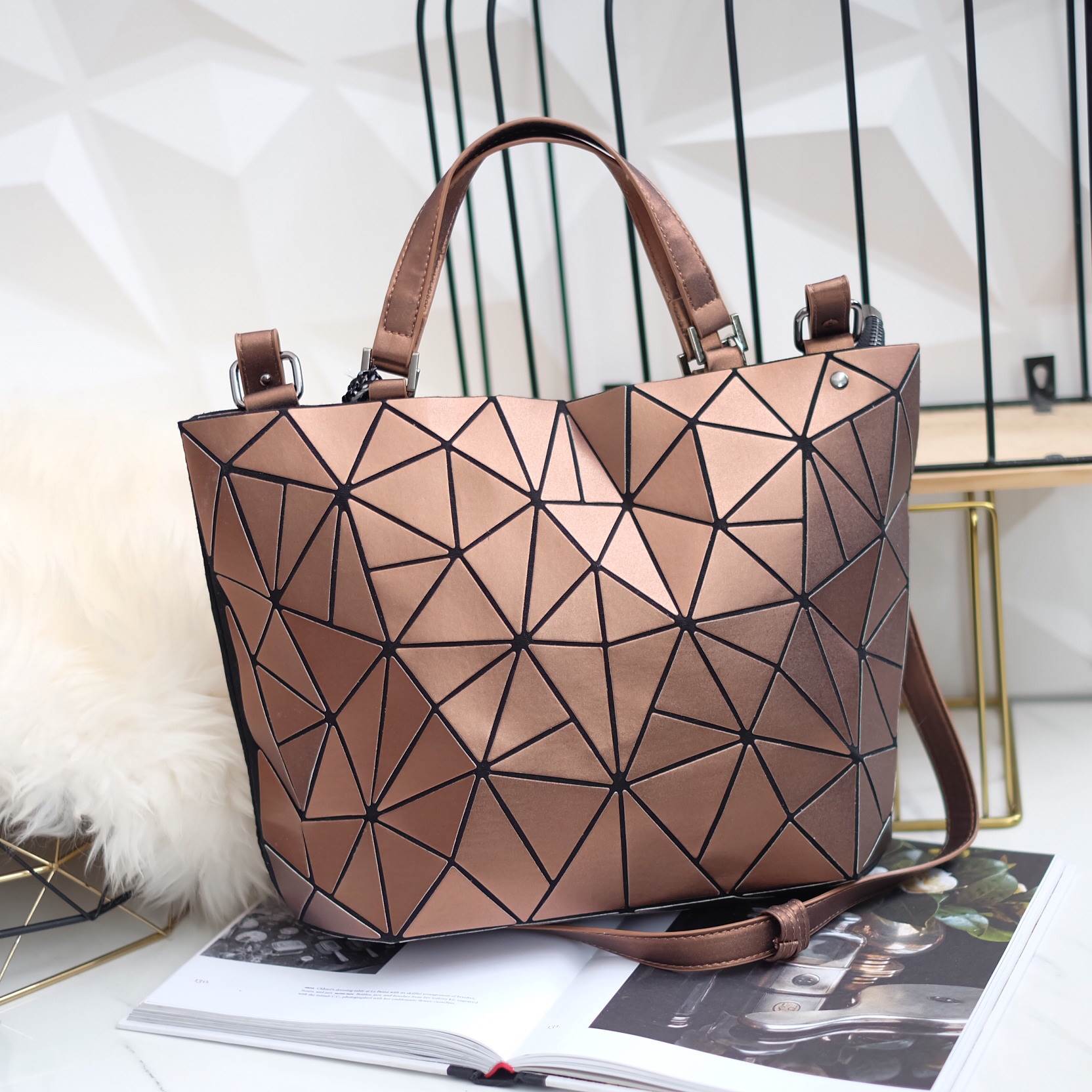 🎄New Collection 2 สีมาใหม่ รุ่นขายดีมาก !!! ลาย Limited edition หายาก 👍ปรับทรงได้ 2 แบบ น่ารักมาก มาพร้อมกระต่ายเข้า set เลิศคะ กระเป๋า จากแบรนด์ David Jones กระเป๋าสะพายข้างดีไซน์เกร๋มาก สีสวยหรูมาก ขนาดกะลังดีเลย น้ำหนังเบามากคะ ภายในมีช