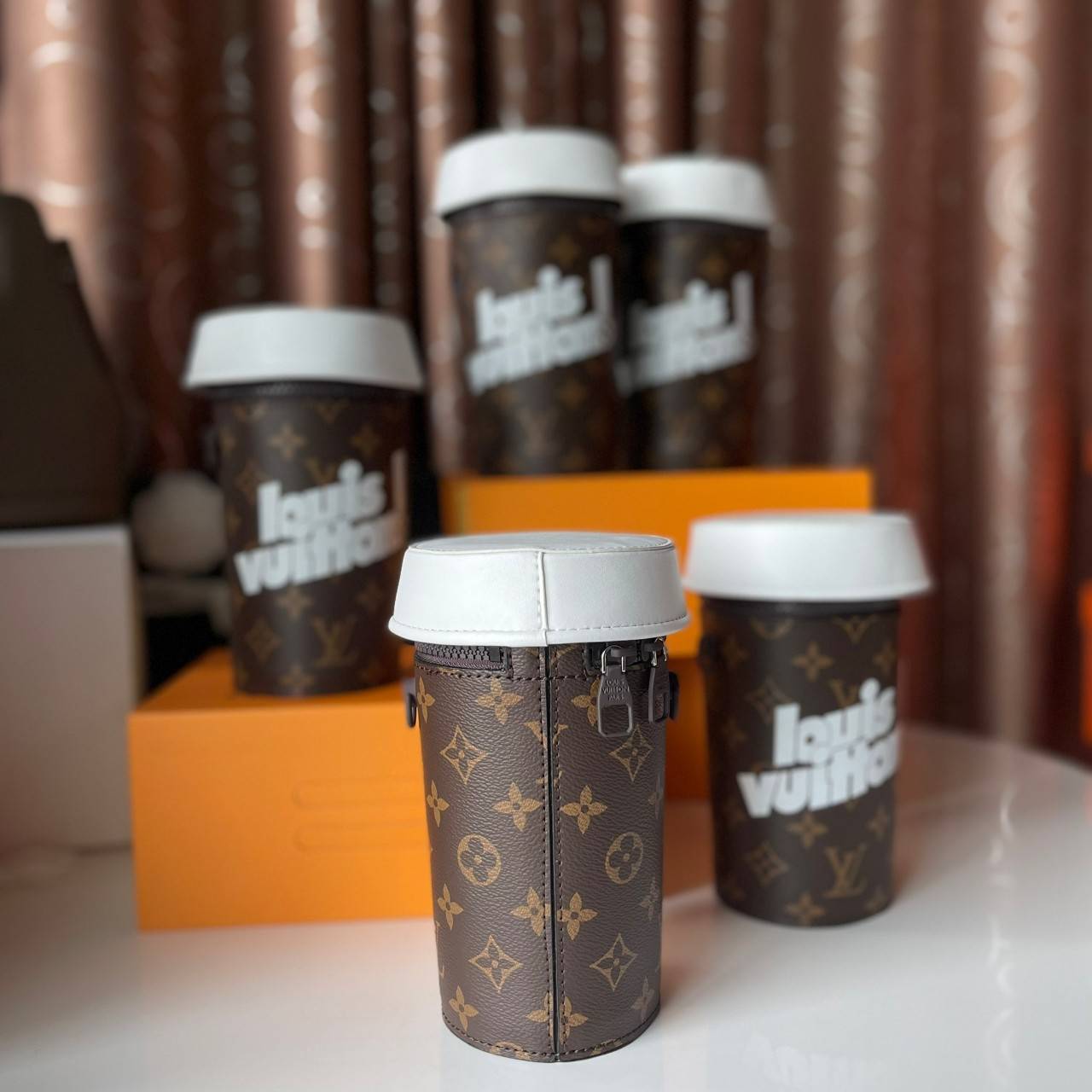LOUIS VUITTON COFFEE CUP limited งานหนังแท้สวยมาก ใส่โทรศัพท์ได้ มีพื้นที่ว่างให้ใส่กระเป๋าตังค์ยาวได้อีกด้วย น่ารัก เก๋ๆ คูลๆ เลยค่าา