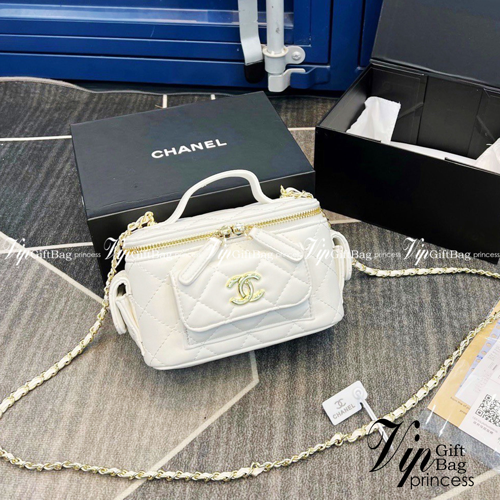 CHANEL vanity with chain top handle Lambskin & Gold-Tone Metal กระเป๋าทรงกล่องน่ารัก คิ้วๆ vanity งานจริงสวยมากๆ มาพร้อมอุปกรณ์ครบชุด พร้อมส่งที่ไทย ภาพถ่ายจากงานขายจริง ใช้งานต่างประเทศได้