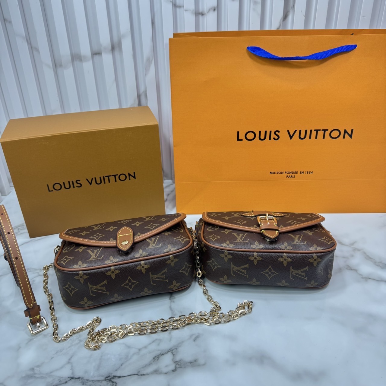 ORI หนังแท้ | Lv Marilyn White Multicolor Monogram Canvas Shoulder Bag สุดคุ้มกับกระเป๋าดีไซน์ใหม่ จัดคู่ดูโอ้ ได้ 2 ใบในราเดียว ปรับใช้งานได้ทั้งคาดเอวหรือสะพายได้ มาพร้อมสายสะพาย 2 แบบ ทั้งสายหนังและสายโซ่ คุ้มยิ่งกว่าอะไรทั้งหมดเลยค่า