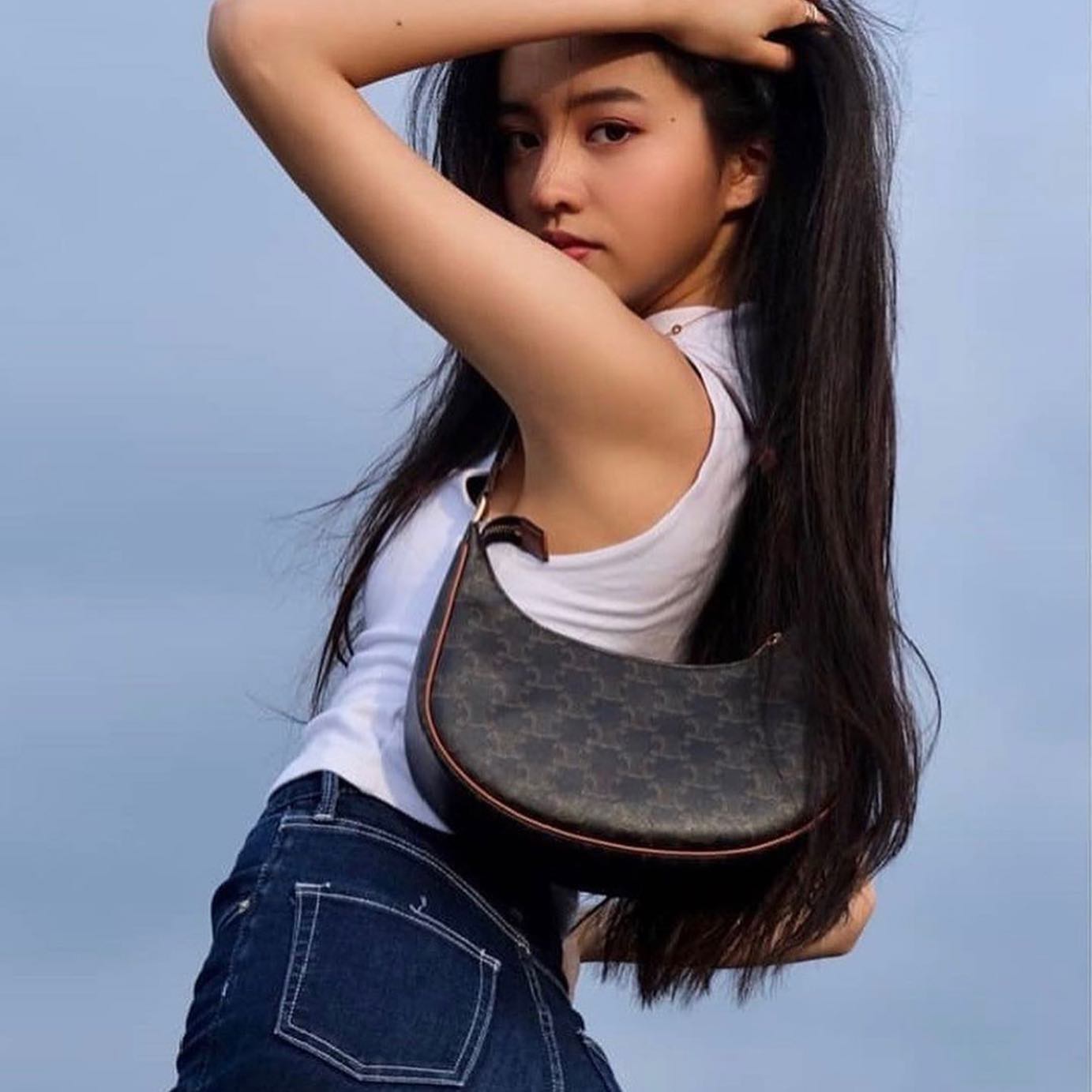 CELINE Vintage Classic Ava bag 1 ใน คอลเลคชั่น “Triomphe Canvas” มาพร้อมสายสะพายไหล่ที่ปรับความยาวได้ และเนื่องจากช่วงล่างของกระเป๋ามีขนาดใหญ่กว่าช่วงบน จึงทำให้ไม่เสียทรงเมื่อเราใส่สิ่งของอย่างกระเป๋าสตางค์หรือโทรศัพท์มือถือ หากดูภาพรวมแล้ว รุ่นนี้ออกแนว