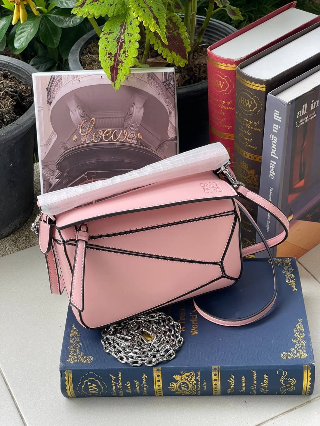 Loewe Nano Puzzle bag in classic โลเอเว่ (LOEWE) อีกหนึ่งกระเป๋าแบรนด์ดังจากสเปน ภายใต้คอลเลคชั่นใหม่อันร่วมสมัยของแบรนด์ มีความเป็นคลาสสิคและโมเดิร์นทันสมัย กระเป๋าที่มาในรูปแบบสี่เหลี่ยมผืนผ้า ที่สามารถใช้งานได้ทั้งแบบหูหิ้ว และแบบ Crossbody ด้านในมีช่อ