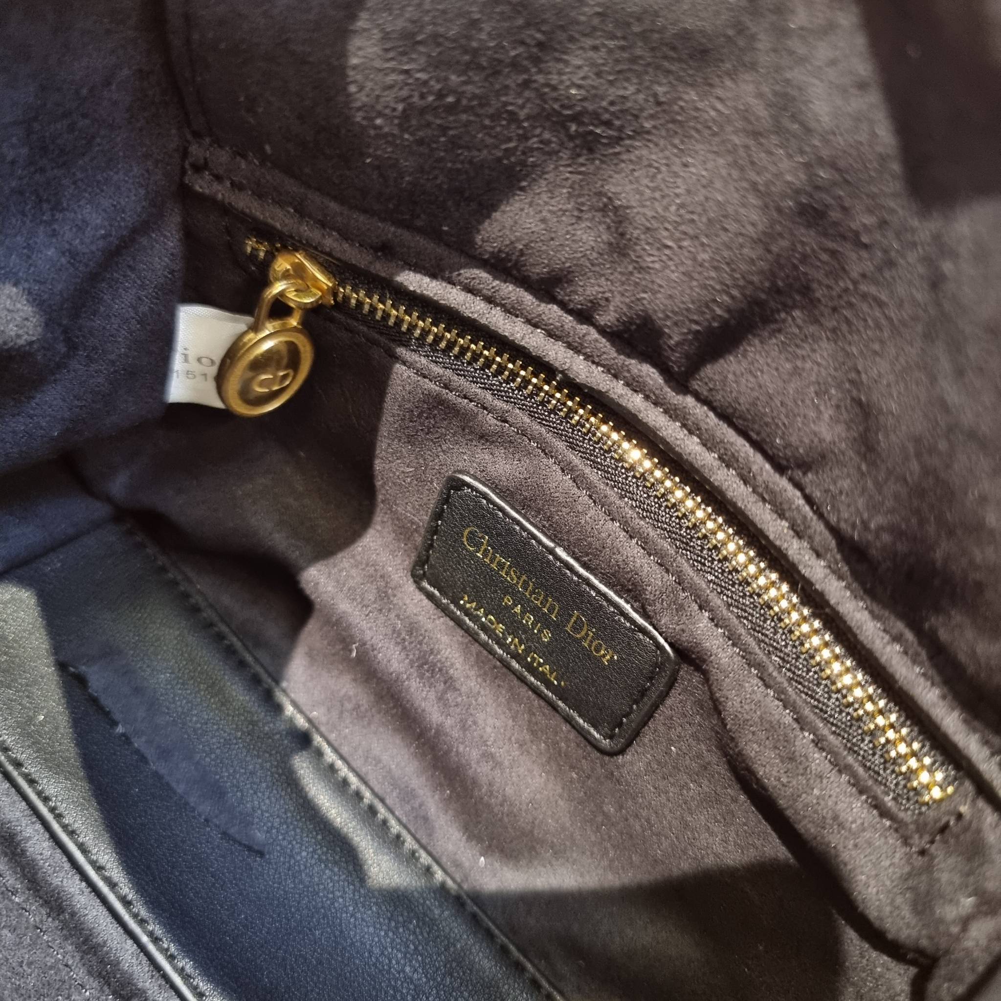 DIOR CD MINI LADY STUDDED BAG กระเป๋าสะพายข้างพรีเมี่ยมกิ๊ฟสุดฮอต ดีไซน์ตกแต่งหมุดเต็มใบ ไม่มีคือพลาด หรูจริงอะไรจัง ทรงกล่องคลาสสิค วัสดุหนังแท้ โดดเด่นด้วยพวงกุญแจโลโก้สีทองลิมิเต็ด มีหูจับในตัวและสายครอสบอดี้สุดเลิศ แต่งเติมดีเทลอัพราคาไปอีก ภายในเป็นช