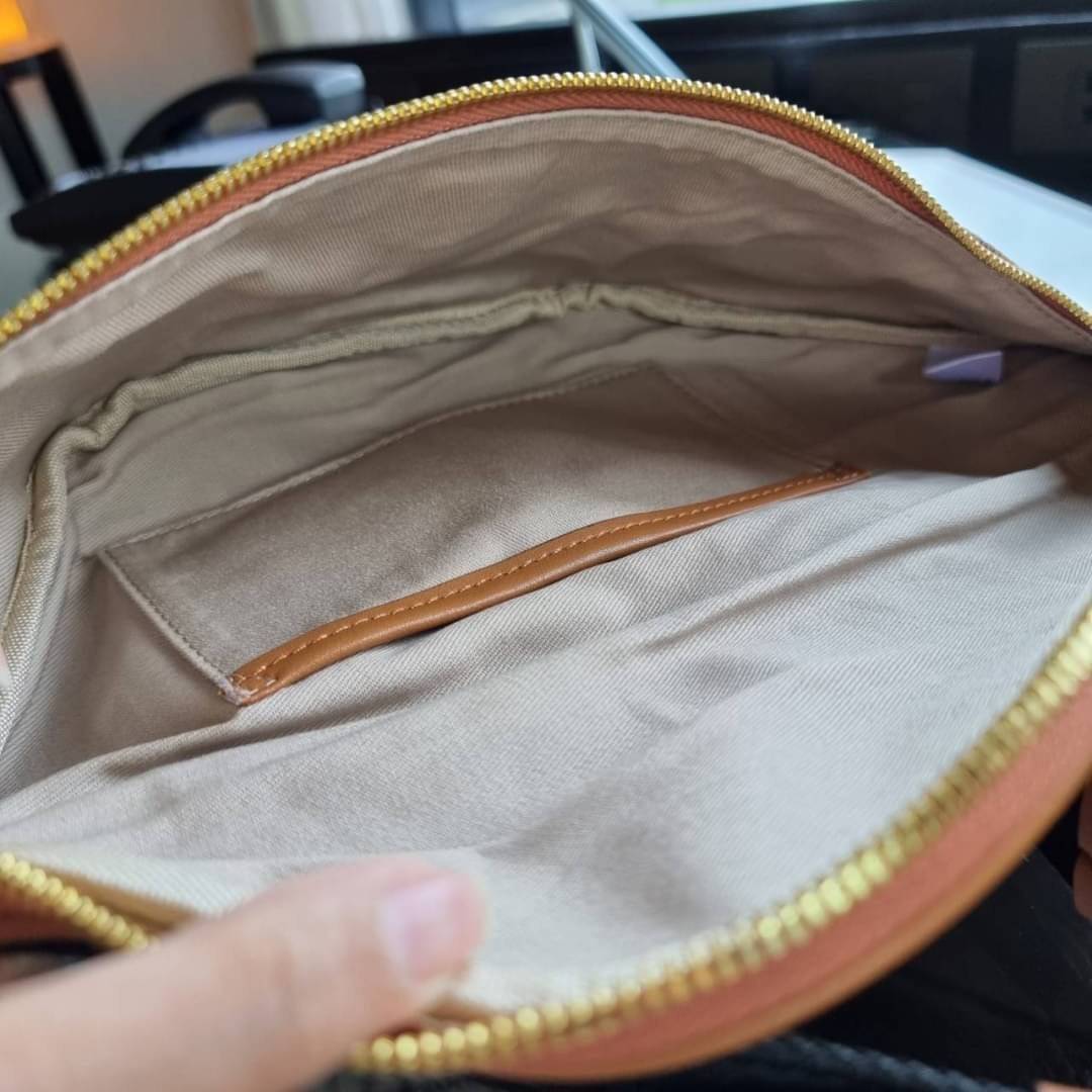 M.C.M FURSTEN BELT BAG IN VISETOS กระเป๋าคาดอกยอดฮิต หนุ่มๆสาวๆใช้ได้ไม่มีเบื่อ รุ่นขายดี ลายวิเซโต้เอกลักษณ์ ทั้งสปอร์ตและดูหรูในตัว ใช้งานง่าย ได้ทุกลุค วัสดุหนังแคนวาสคุณภาพดี มีช่องซิปหลัก และซิปด้านหลังกระเป๋า ภายในเป็นช่องโล่งบุผ้าซับอย่างดี รุ่น un