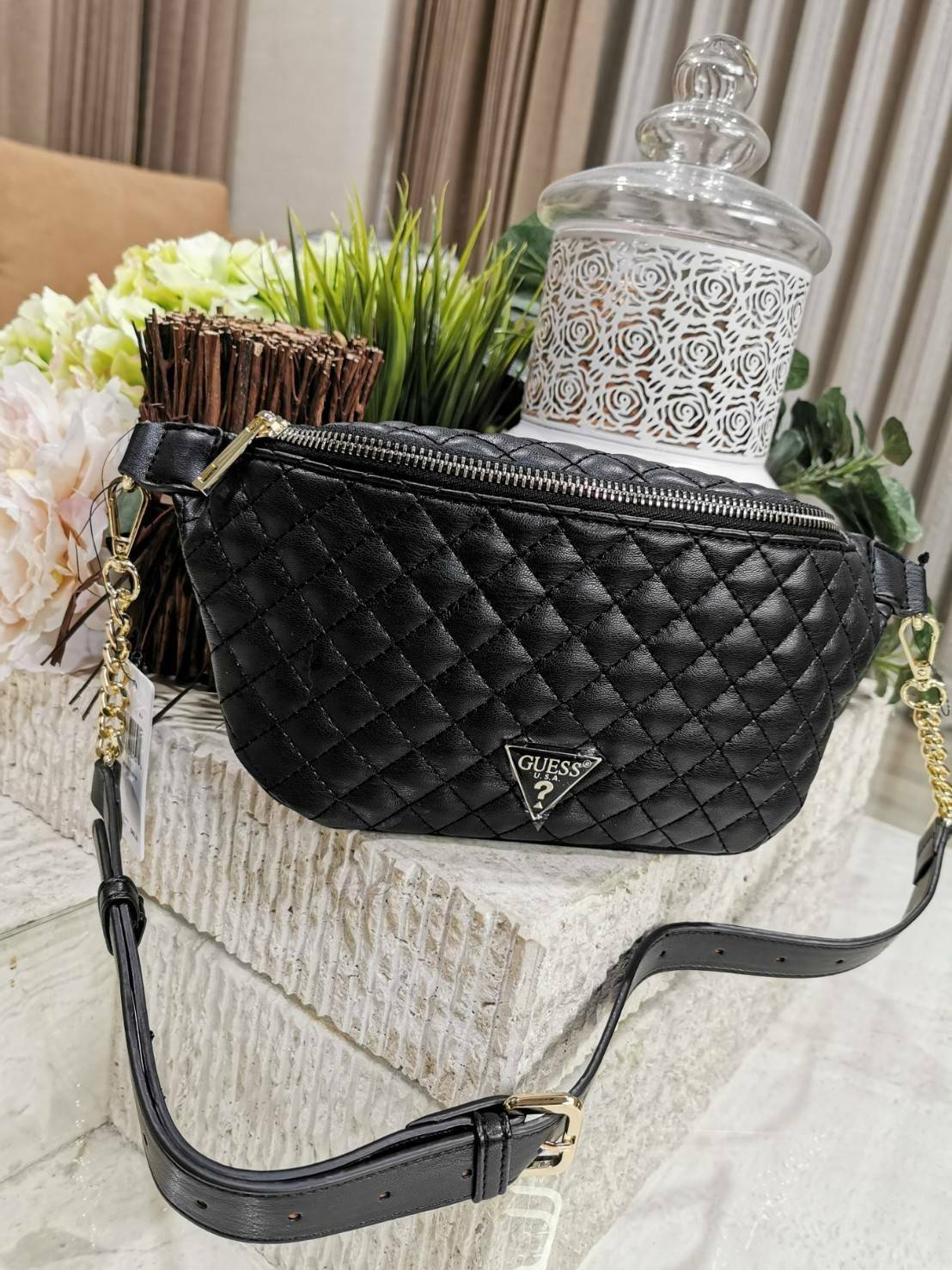 Guess Woman Factory Belt Bag กระเป๋าสะพาย/คาดเอว/คาดอก รุ่นใหม่ดีไซน์ยอดนิยมจาก GUESS FACTORY วัสดุหนังเเกะสังเคราะห์เนื้อหนานิ่มลายตาราง เปิดปิดด้วยซิปสะดวกใช้ ด้านหน้ามีโลโก้ ภายในมีโลโก้และช่องซิป มาพร้อมสายสะพายให้เลือกใช้ถึง2แบบไม่จำเจ ทั้งสายโซ่และส