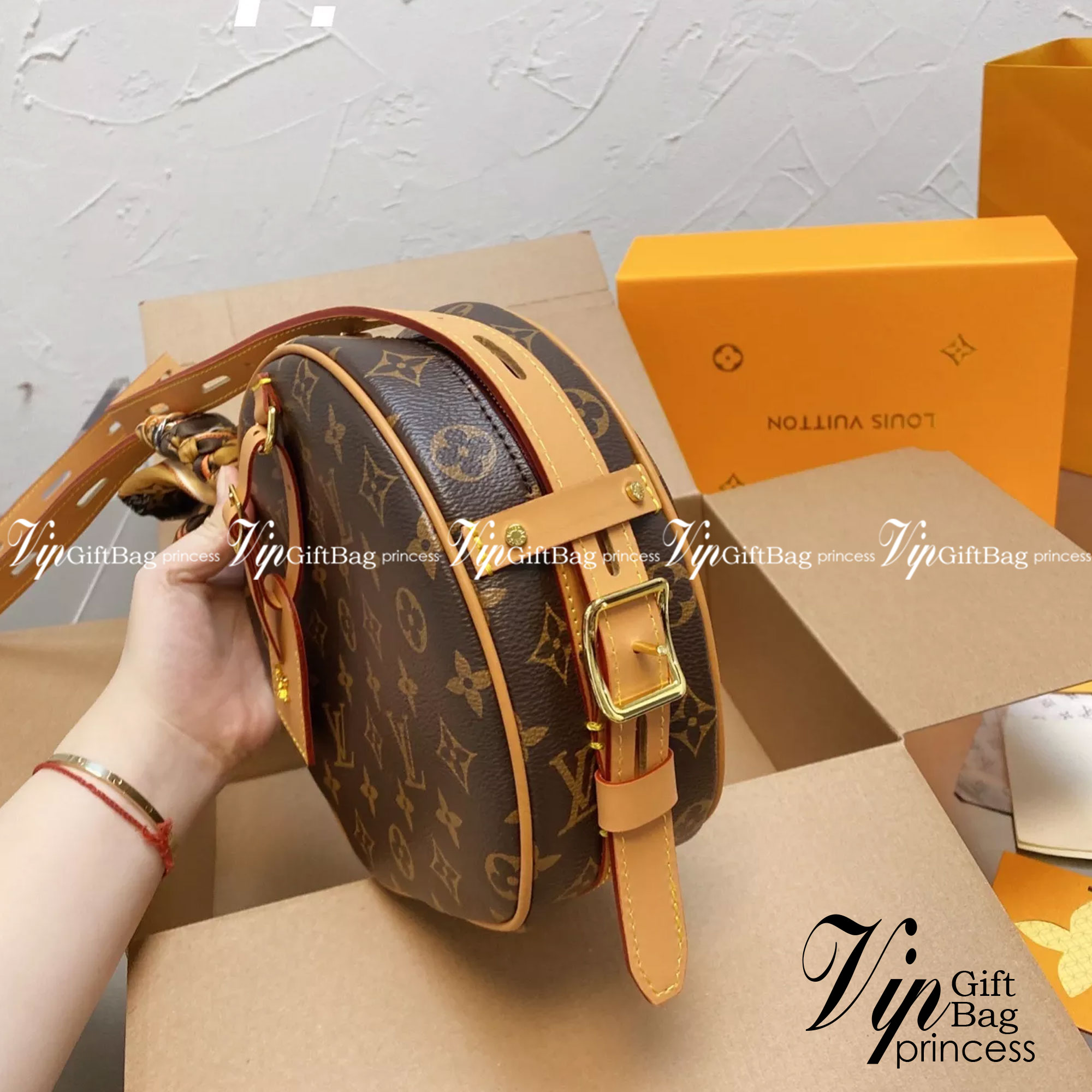 LV Boite Chapeau Souple MM กระเป๋าสะพายโดดเด่นด้วยรูปทรงกลมลายโมโนแกรมสุดชิค ขนาดกะทัดรัด เป็นรุ่นที่ตอบโจทย์และครองใจสาวๆ ได้อย่างแท้จริง ควรมีติดตู้ไว้สักใบ สามารถใช้งานได้ทั้งในชีวิตประจำวัน ไปเที่ยว ชอปปิ้ง รวมไปถึงงานสังสรรค์ค่ะ