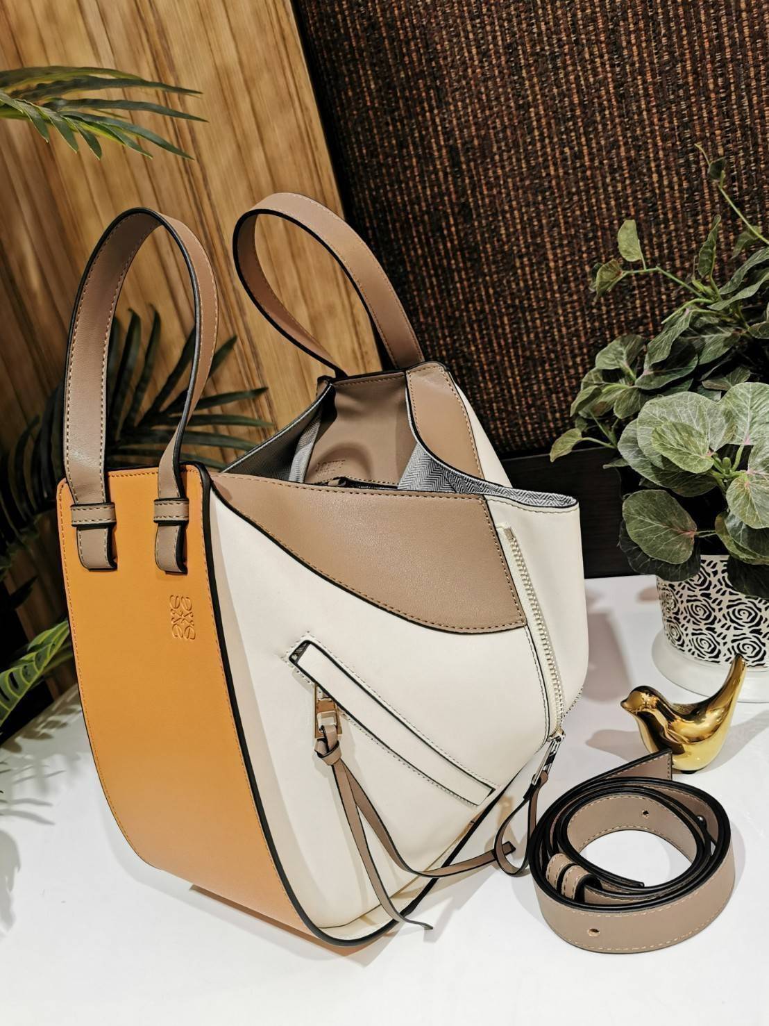 LOEWE HANDLE & SHOULDER BAG GIFT WITH PURCHASE GWP รุ่น Rare items สุดๆวัสดุหนังแท้ Calfskin หนังสวยดีไซน์มีเอกลักษณ์ ใบใหญ่กำลังดี น้ำหนักเบา สามารถปรับได้หลายทรง ด้านข้างมีซิปปรับขยายได้ ภายในโล่งกว้าง ใส่กระเป๋าสตางค์ กล้อง มือถือ ของใช้ได้เยอะ หูหิ้วห