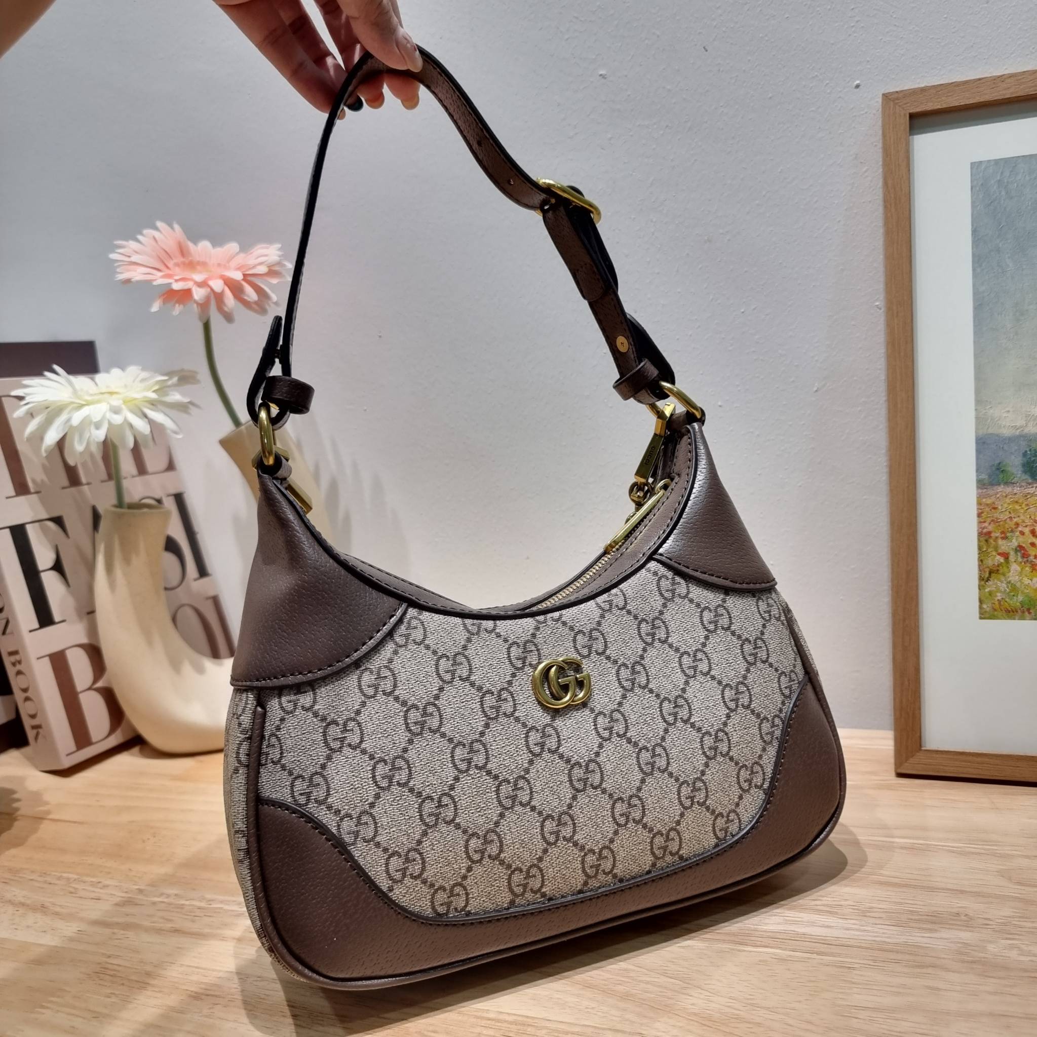 GUCCI Aphrodite small shoulder bag / GC crossbody pouch bag กระเป๋าสะพายทรงคลาสสิค ดีไซน์ย้อนยุคผสานความโมเดิร์นด้วยรูปทรงพอช ที่ใช้งานได้ทุกสไตล์ วัสดุหนังแคนวาส ทนทาน ภายในกระเป๋าเป็นช่องโล่ง สายสะพายมีลูกเล่นหลากหลาย มีให้ทั้งแบบโซ่คล้องไหล่ สายหนังที่