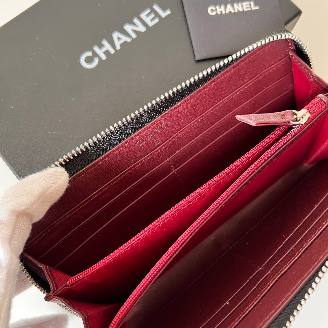 หนังแท้ CHANEL LONG WALLET รุ่นยอดนิยมไอเท็มฮิตวัสดุหนังคาเวียร์สวยคลาสสิคเปิดปิดด้วยฝาปิดกระดุมด้านหน้ามีโลโก้แบรนด์อะไหล่ทอง/เงินสวยหรู ภายในสีแดงเบอกันดี้ มีช่องซิปด้านในเรียกว่าใบเดียวจบ เป็นใบยอดนิยมของสาวๆ เลยค่าา พร้อมส่งที่ไทยไม่ต้องรอพรีฯ สาวก Ch