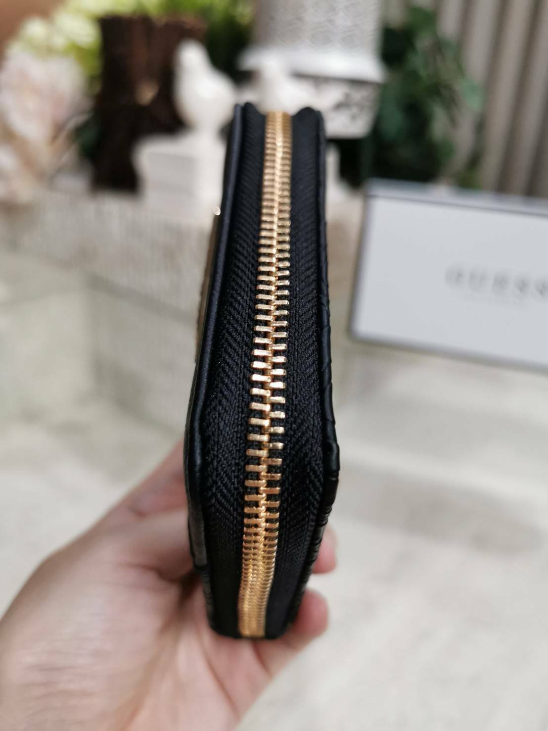 NEW ARRIVAL! GUESS FACTORY WOMEN'S SHORT WALLET กระเป๋าสตางค์สั้นรุ่นใหม่ล่าสุดไอเท็มแนะนำวัสดุหนังปั้มโลโก้รอบใบสวยอยู่ทรงด้านหน้าประดับโลโก้แบรนด์ ภายในมีทั้งช่องใส่ธนบัตร ช่องใส่เหรียญ ช่องใส่บัตรหลายช่อง ใส่เเบงก์พันได้ค่ะ ภาพถ่ายจากสินค้าจริงมาพ