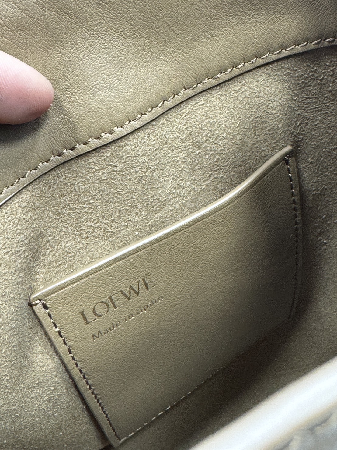 ORI หนังแท้ | LOEWE pebble pouch in smooth กระเป๋าทรงโท้ทดีไซน์คลาสสิค เรียบง่ายแต่ดูแพง มีระดับสุดๆ แต่งหมุดปั้มโลโก้แบรนด์สีทองสวยโดดเด่น เหมาะเป็นไอเท็ม everyday bag จริงๆ