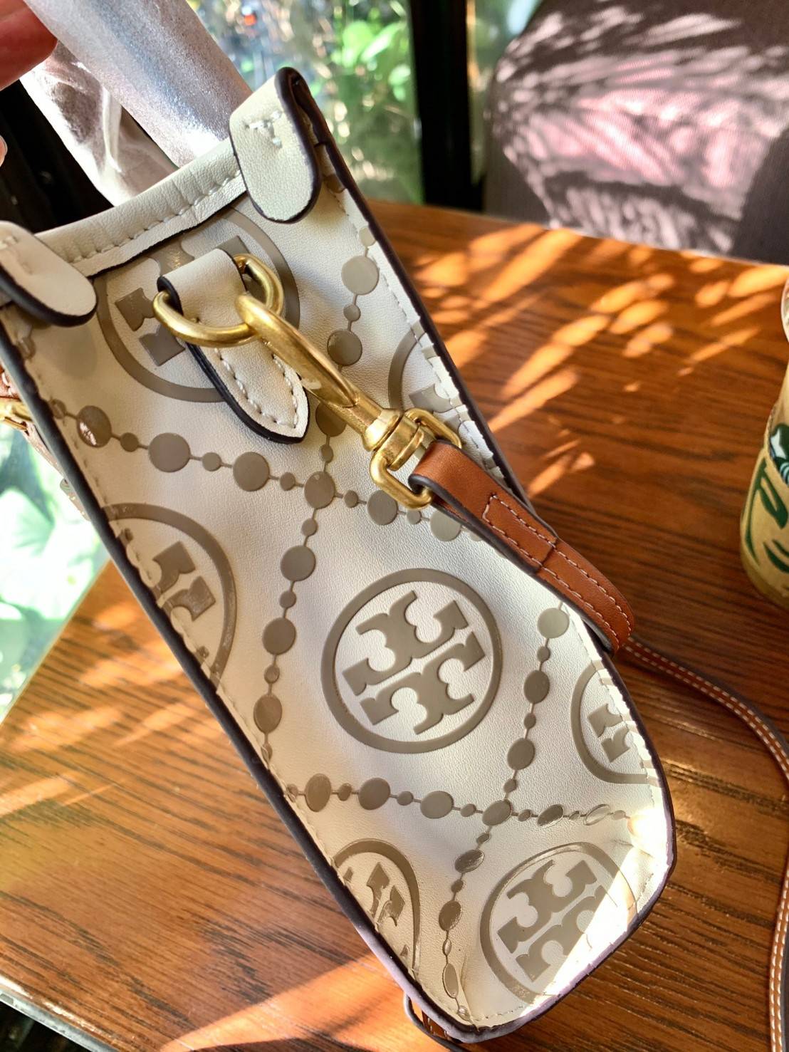 สีใหม่ล่าสุด ผู้ดีมาเลยยจ้าา จำนวนจำกัด! TORY BURCH T MONOGRAM CONTRAST EMBOSSED MINI TOTE 🥂พร้อมส่ง มาอัพลุคให้ดูดีไปพร้อมๆกัน กับกระเป๋าทรงTote ที่ไม่ว่าวันไหนๆ ใบนี้เอาอยู่เลยค่ะ