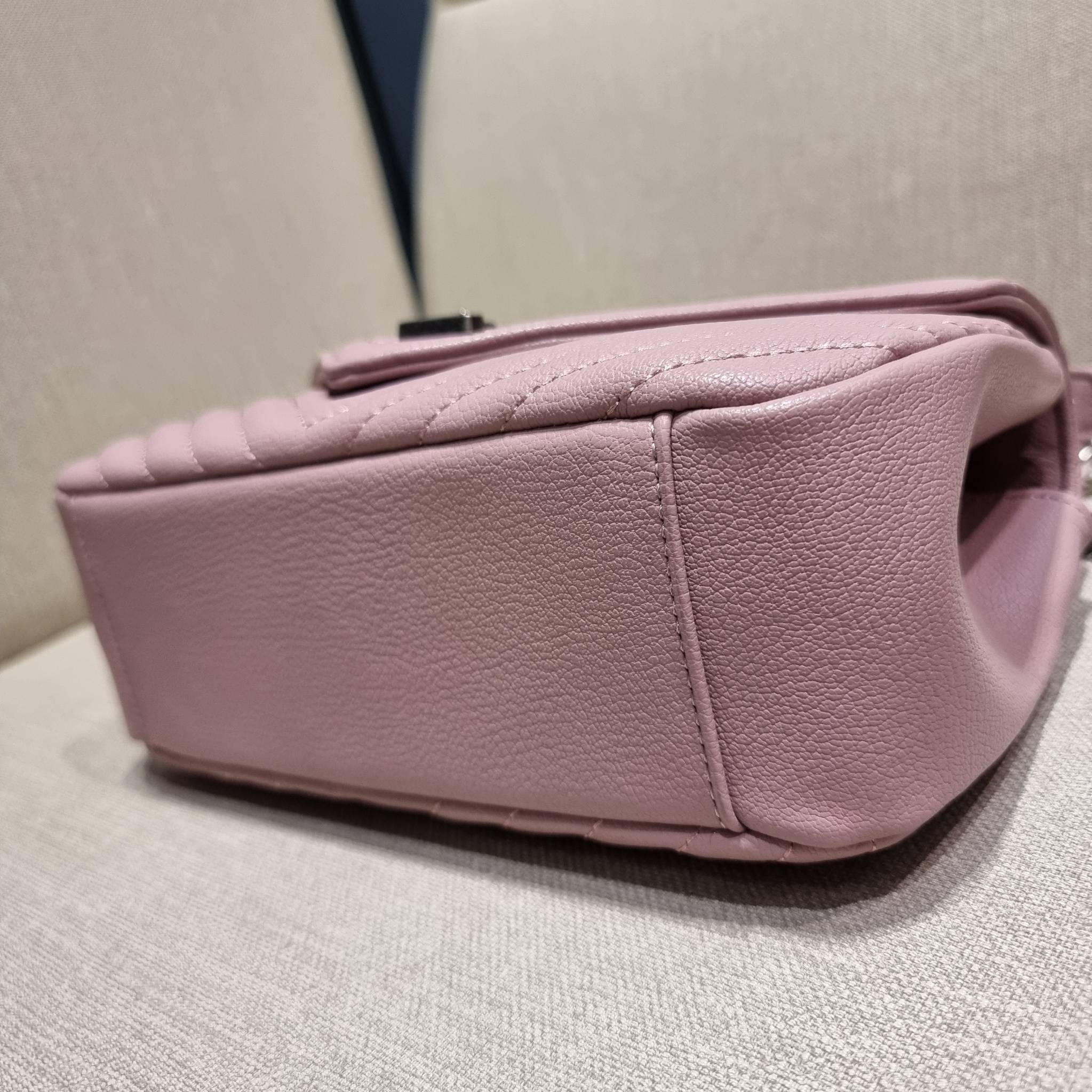 Yves Saint laurent crossbody boutique vip bag กระเป๋าสะพายไหล่ ดีไซน์ทรงสวยหรู พิเศษ แถมฟรี พวงกุญแจห้อยโลโก้ ดูแพงไปหมดจริงๆไอเท็มนี้ วัสดุหนังสังเคราะห์ลายคาร์เวีย เปิด-ปิดด้วยกระดุมแม่เหล็ก ภายในโล่งกว้าง แบ่งสัดส่วนไว้อย่างดี มาพร้อมหูจับในตัว และสายส