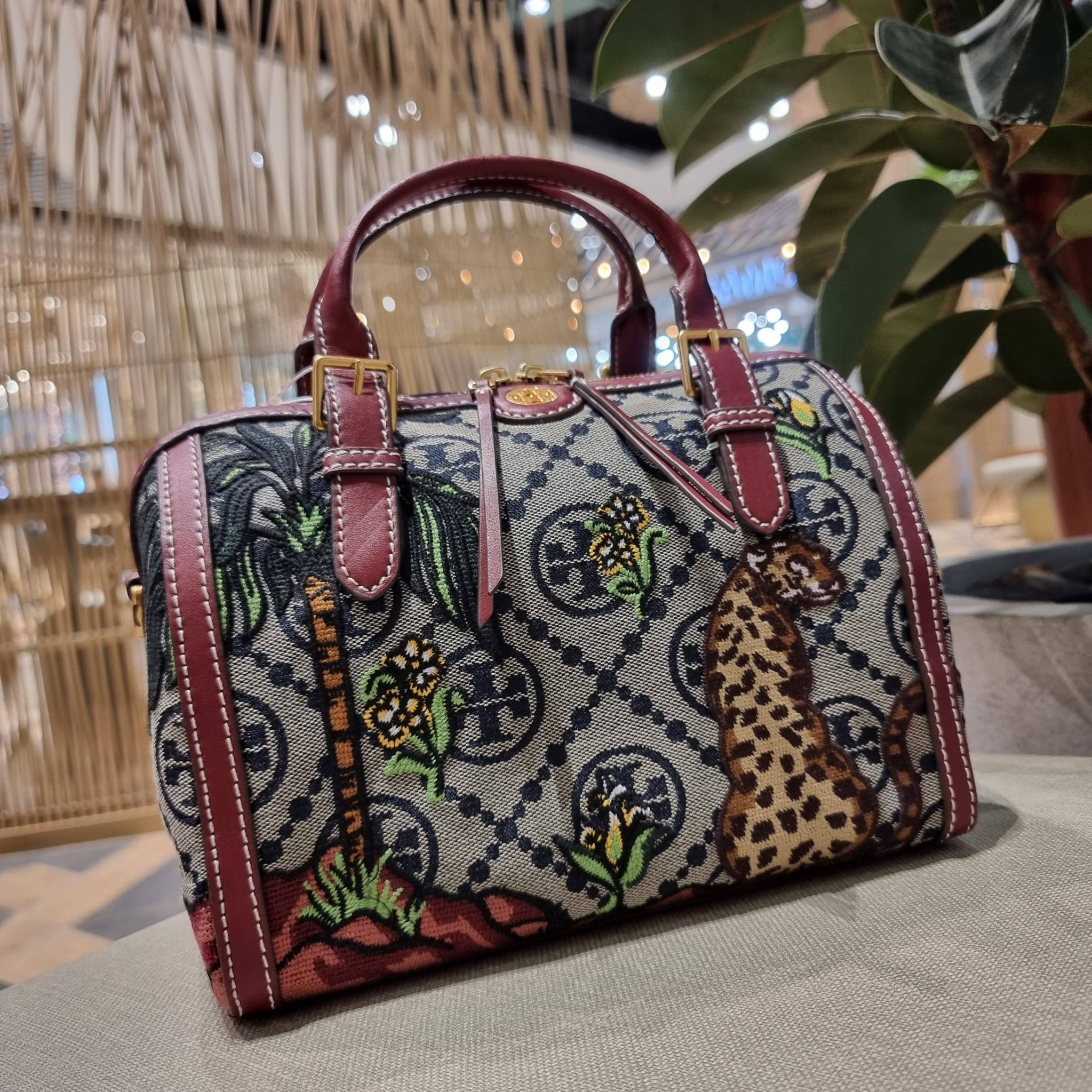 TORY BURCH T MONOGRAM JACQUARD EMBROIDERED DUFFLE คอลใหม่ล่าสุด สวยพร้อมเสิร์ฟแบบไม่ต้องรอพรีฯ ลายโมโนแกรมสุดคลาสสิคที่ถูกดีไซน์รังสรรค์ด้วยงานปักสุดชิค น่าใช้ใจฟูแค่แรกเห็น!! วัสดุ jacquard woven สลับหนังแท้ หูจับในตัว และพร้อมไปเลยกับสายสะพายข้าง ที่จะถ