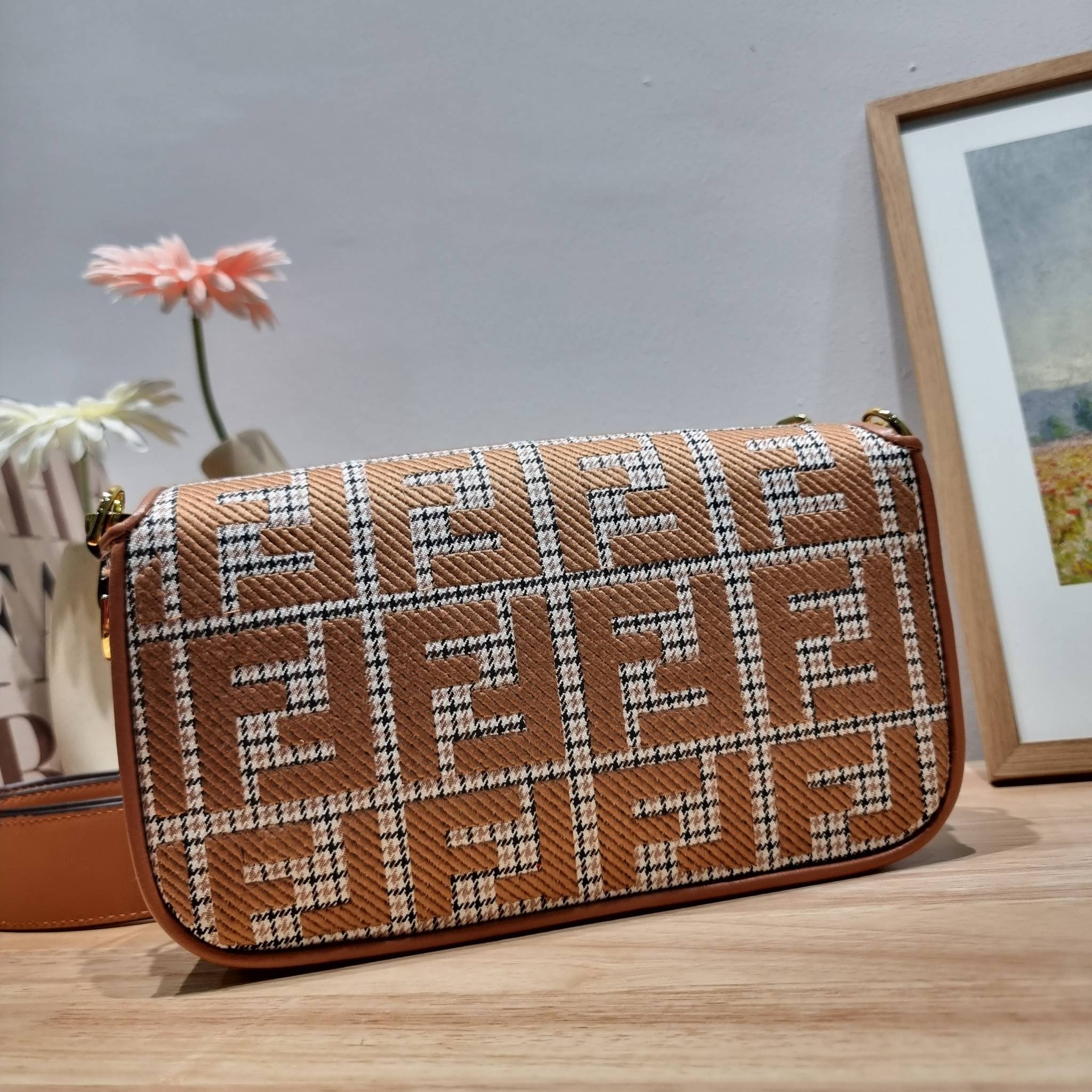 FENDI BAGUETTE MONOGRAM PRINT SHOULDER BAG / FENDI Baguette Brown houndstooth wool bag with FF embroidery อีกหนึ่งรุ่นใหม่ ปังไม่ไหวจ้าแม่!! กระเป๋าสะพายทรงแบคเกตต์ ดีไซน์ลวดลายรอบใบ มี texture โดดเด่นน่าใช้ ดูหรูและคลาสสิค