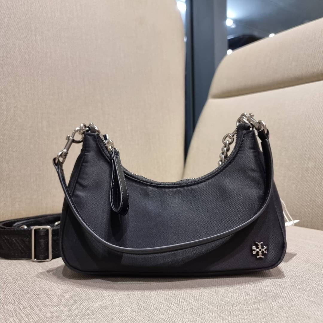 TORY BURCH MERCER NYLON SMALL SHOULDER BAG ใหม่ก่อนใคร!! กับคอลหวานๆ สดใสๆ กระเป๋าสะพายทรงโฮโบ ขนาดกะทัดรัด ฟังก์ชั่นการใช้งานจัดแบบเต็มที่ ด้วยสายสะพายถึง 3 เส้น สายโซ่คล้องแขน สายหนังแบบสั้นคล้องไหล่ และสายสปอร์ตเส้นใหญ่ ดูดี!! คุ่มแค่ไหนคิดดู!! วัสดุผ้