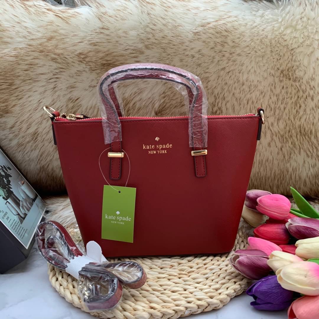 ของแท้ 💯% Kate Spade New York Cross Body Bag กระเป๋าถือหรือสะพาย หนัง Saffiano ภายในมีช่องซิปและช่องเล็ก มีหมุดรองฐานกันรอย 4 มุม อะไหล่ทองทั้งใบ ขนาดกำลังดี ใส่กระเป๋าสตางค์ยาวได้ค่ะ