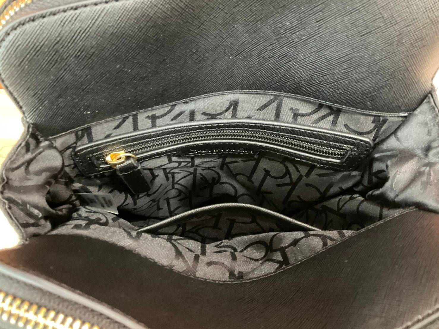 ของแท้ 💯% Elaine Calvin Klein Monogram Small Backpack 💕ของมันต้องมี สวยหรูดูแพงมาก สำหรับรุ่นนี้ และมีฟังชั่นช่องการใช้งานที่มากที่สุด!!! 💕 กระเป๋าสะพายเป้รุ่นใหม่ชนช้อป รุ่นยอดนิยม