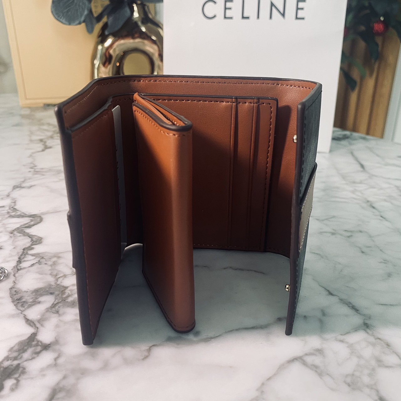 CELINE TRIFOLD WALLET กระเป๋าสตางค์ 3 พับ พร้อมสายสะพายโซ่ crossbody สะพายไหล่ได้ เริ่ดเว่อร์! ไอเท็มสุดฮอต exclusive ดีไซน์สุดคลาสสิค วินเทจ เรียบง่ายแต่หรูหรา