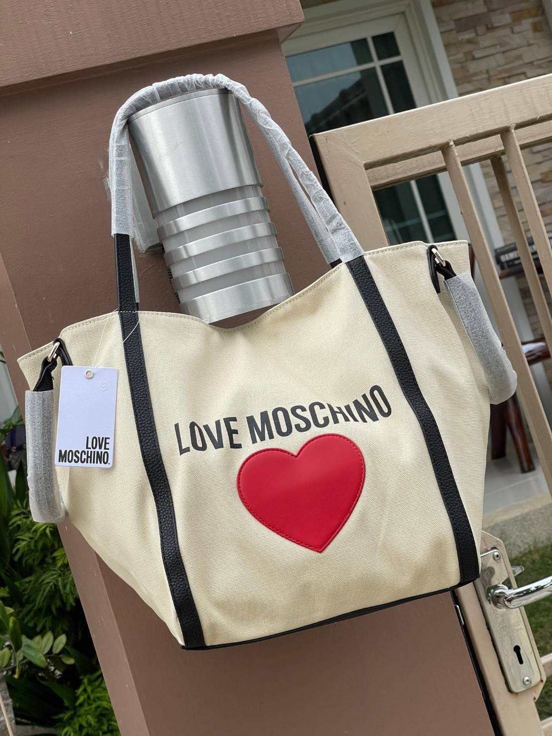 Love Moschino Borsa Donna MOD.JC4333PP07KV VAR.Unica กระเป๋าทรง Tote เป็นกระเป๋าที่สาวๆ ทำงานนิยมมากที่สุด เพราะมีขนาดใหญ่พอเหมาะใส่เอกสารขนาด A4 ใส่ของใช้ของจำเป็นได้ครบสำหรับการใช้งานนอกบ้านใน 1 วัน ถ้าต้องออกไปธุระต่อตอนค่ำก็ยังไม่ใหญ่เทอะทะเกินไป