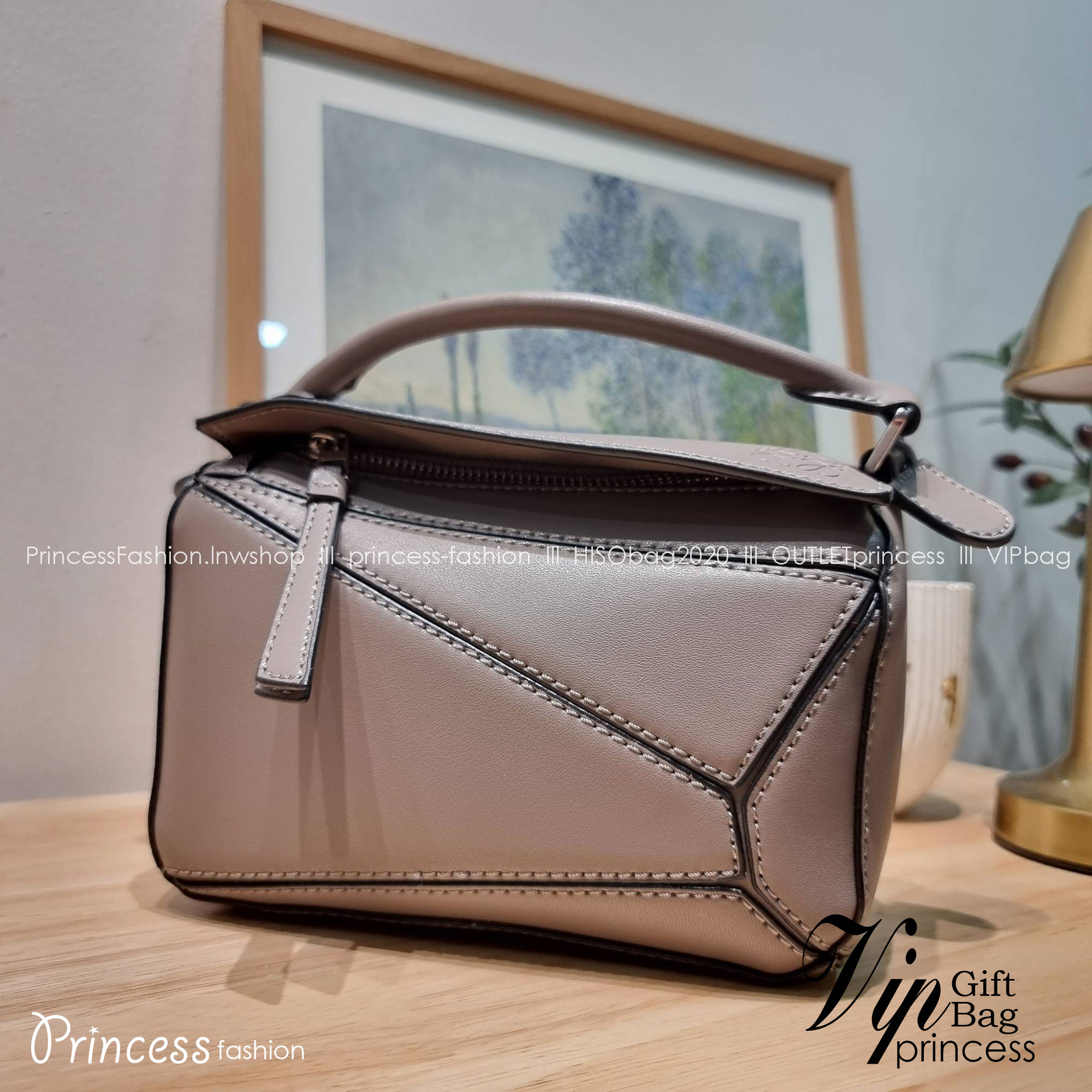 LOEWE MINI PUZZLE BAG IN CLASSIC สุดยอดแบรนด์ที่ดีไซน์เป็นเอกลักษณ์ โดดเด่น สวยหรู กับกระเป๋าสะพายข้างทรงกล่อง ไซส์มินิ สไตล์พัซเซิล ให้ฟีลลิ่งเหมือนตัวต่อคละสี ดูดีได้ทุกที่แค่มีใบนี้