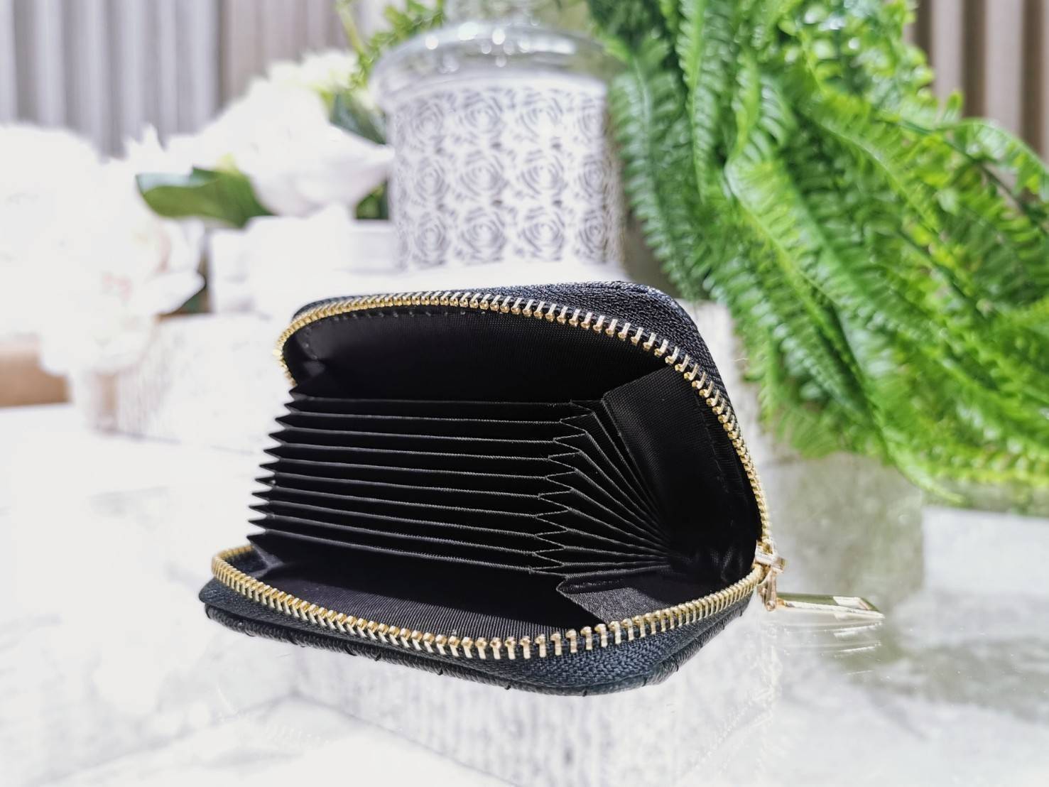 พรีเมี่ยมกิ๊ฟแท้ 100% 】YVES SAINT LAURENT YSL BEAUTY ZIP POUCH VIP GIFT WITH PURCHASE (GWP) พรีเมี่ยมกิ้ฟ Limited Edition จาก YSL Lotte Duty Free Korea วัสดุหนังคาร์เวียร์ขึ้นลายสวยอยู่ทรงคลาสสิค