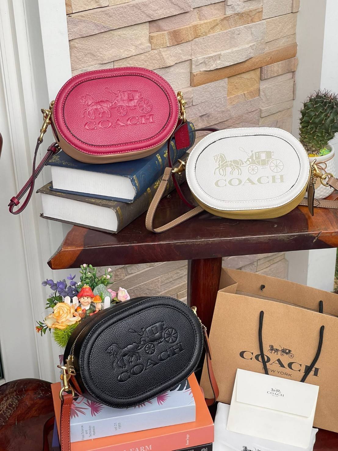 COACH CAMERA BAG IN COLORBLOCK WITH HORSE AND CARRIAGE (COACH C4164) กระเป๋าที่ดีไซน์ออกมาในทรงสะพายไหล่และทรง Camera คาดว่าเป็นรุ่นที่สาว ๆ เห็นแล้วจะต้องสะดุดตาเป็นพิเศษกับดีไซน์อันโดดเด่นที่ดูมีสไตล์ ไม่ว่าจะเป็นในวันสบาย ๆ หรือวันพิเศษก็สามารถนำไปมิกซ