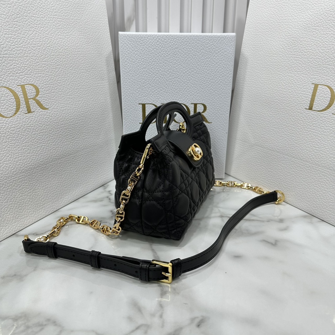 ORI หนังแท้ | Dior Jolie Top Handle Mini Bag กระเป๋าสะพายโจลี่ไซส์มินิหูจับในตัว ดีไซน์หรูหรา โดดเด่นด้วยฝาพับโลหะสีทอง ประดับมุกเรซินสีขาว มาพร้อมสายโซ่มีหนังรองบ่า สะพายไหล่หรือสะพายข้างได้ ทั้งกลางวันและกลางคืน