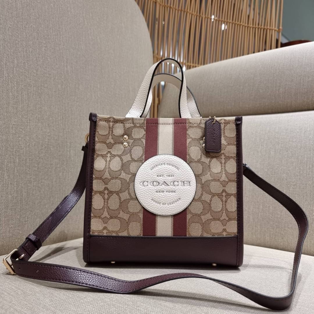 COACH C8406 DEMPSEY TOTE 22 IN SIGNATURE JACQUARD WITH STRIPE AND COACH PATCH คอลเลคชั่นใหม่ พร้อมส่งสีใหม่สุดปัง สวยคม ละมุนและมีความหรูในตัว กับกระเป๋าทรงโท้ท ไซส์กำลังสวย น่ารักน่าใช้ ฟังก์ชั่นการใช้งานสะดวกที่สุด มีทั้งสายคล้องในตัว และสายครอสบอดี้ วั