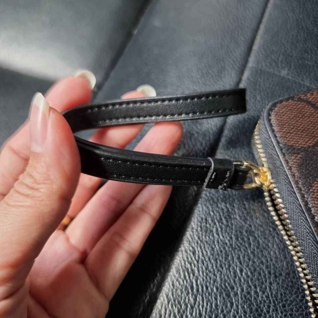 COACH F57468 PHONE WALLET IN SIGNATURE COATED CANVAS กระเป๋าสตางค์ถนอมมือถือ!! 2IN1 สุดๆ ใส่โทรศัพท์ ใส่เงิน ใส่บัตร ครบถ้วน!! จบในใบเดียวจ้า ขนาดกำลังเหมาะมือ วัสดุหนังแคนวาสเคลือบลาย คุณภาพดี สาวๆมีไว้ติดตัวสักใบ ไม่ผิดหวังจ้า