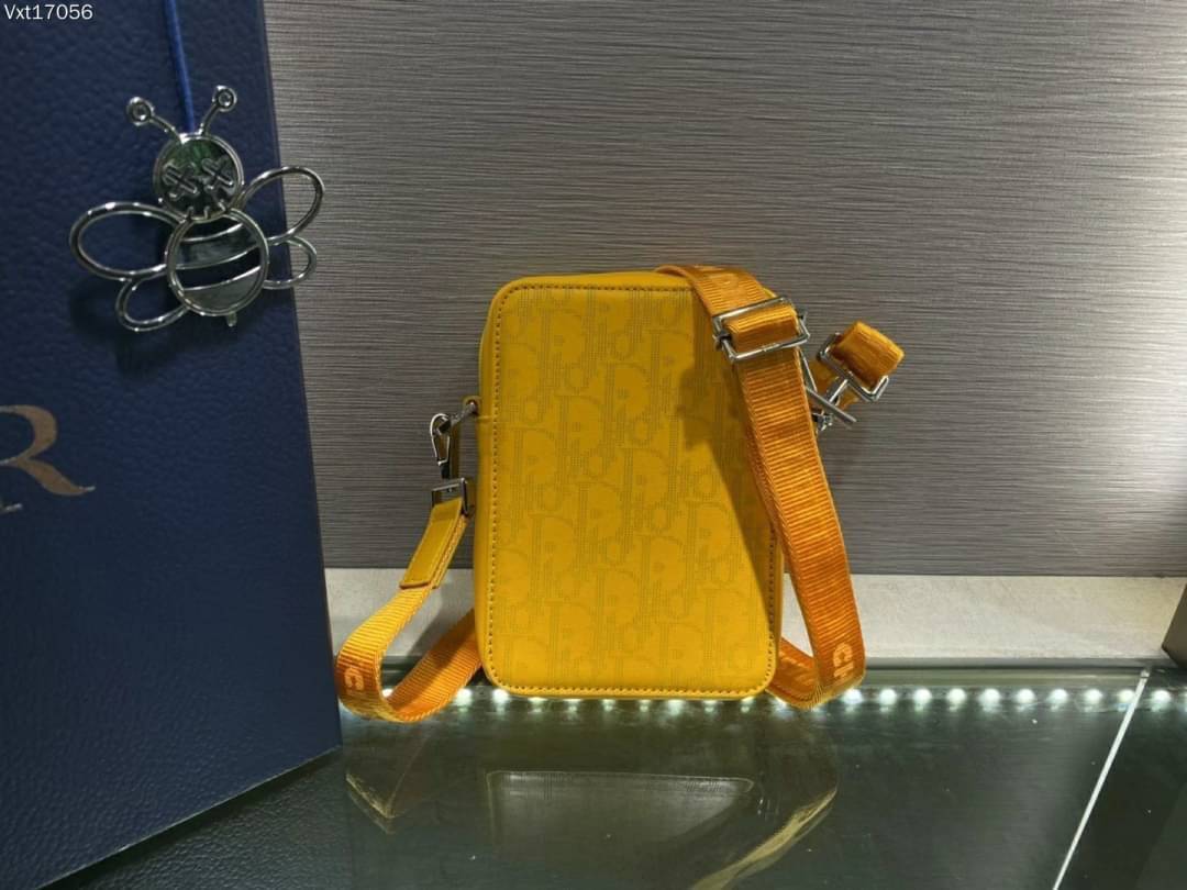 Dior World Tour Vertical / DIOR WORLD TOUR OBLIQUE GALAXY LEATHER MESSENGER POUCH BAG / Dior Pouch With Strap Oblique Galaxy Calfskin เกรดเทพออริจินอล หนังแท้ ภาพถ่ายจากสินค้าจริง ใช้งานต่างประเทศได้