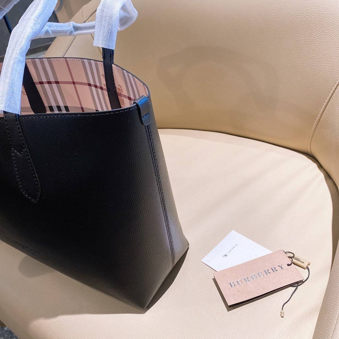 BURBERRY Leather Haymarket Check Medium Reversible Tote Bag กระเป๋าสะพายไหล่ทรงช้อปปิ้ง ทรงคลาสสิค ฮิตตลอดกาล ทรงสวยขนาดกำลังดี ตัวกระเป๋า วัสดุหนัง Pu ด้านหน้าติดโลโก้แบรนด์ ด้านในเป็นลายแรนด์ **สามารถใช้ได้ทั้ง2ฝั่ง ประดับด้วยป้ายแท็คหนัง ภายในช่องหลัก 