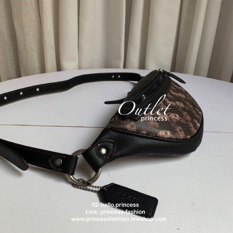 Coach Rivington Belt Bag 7 With Horse And Carriage Print กระเป๋าหนังคาดอกสุดเท่ ขนาดกำลังดี ภายในกว้าง เปิดปิดด้วยซิป ลายโลโก้แบรนด์ ดูคลาสสิคทีเดียว ใช้ได้ทั้งหญิงและชาย พร้อมส่งราคาสุดคุ้มค่ะ