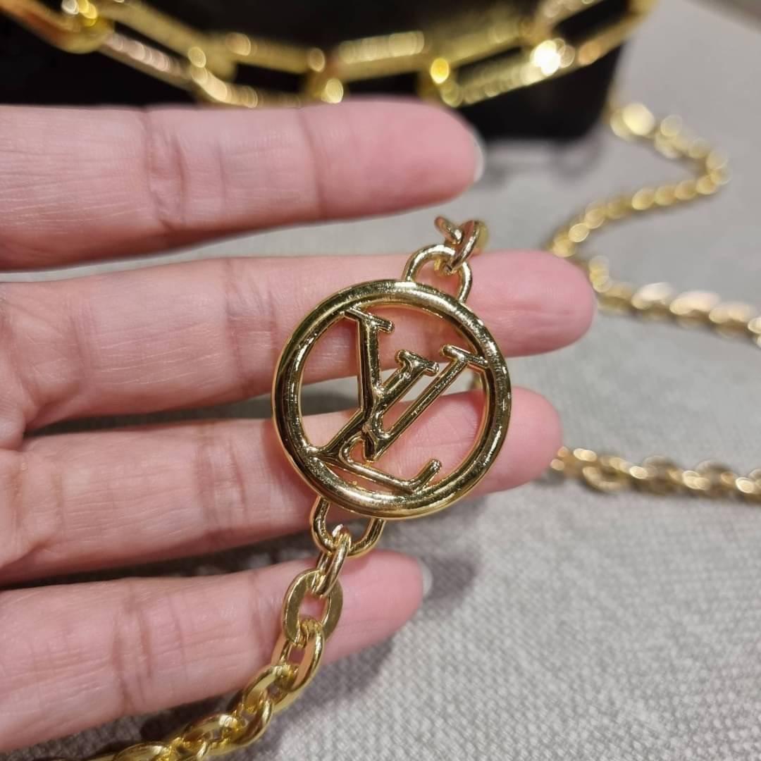 VIP 🥂 LV POCHETTE COUSSIN กระเป๋าสะพายกึ่งคลัชท์ ไซส์มินิ น่ารักมากๆ สุดหรูด้วยวัสดุหนังแกะปั๊มลายสวยคม ฟูนุ่ม สัมผัสดี มาพร้อมสายโซ่ใหญ่ในตัว ดูแพง!! และสายโซ่เล็กสะพายข้างได้กำลังสวย เปิด-ปิดด้วยกระดุมแม่เหล็ก ภานในเป็นช่องโล่ง แบ่งสัดส่วน ใส่ขอ