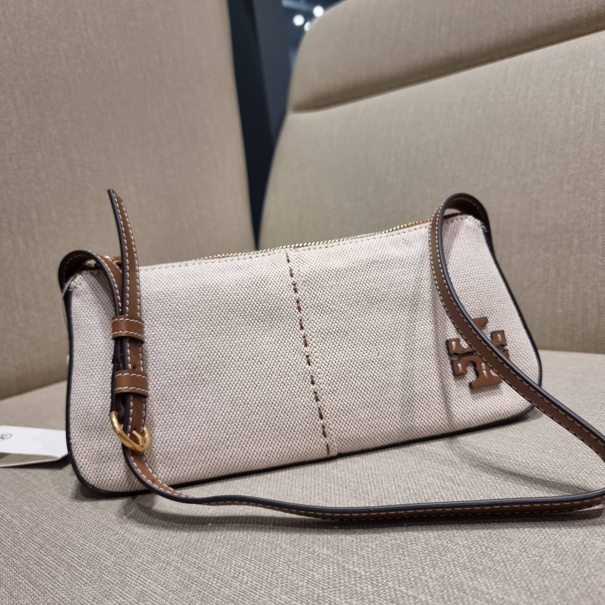 TORY BURCH MCGRAW CANVAS WEDGE กระเป๋าสะพายไหล่ ทรงสวยไม่ซ้ำ ไม่เกร่อ!! สะดวกใช้งาน ดีไซน์เรียบแต่แฝงความหรู และคลาสสิคในตัว วัสดุผ้าแคนวาสตัดสลับหนังแท้ สวยคม เปิด-ปิดด้วยซิป ภายในเป็นช่องโล่ง มีช่องย่อยเก็บบัตร มาพร้อมสายสะพายในตัว ปรับได้อีกเล็กน้อย ไอ