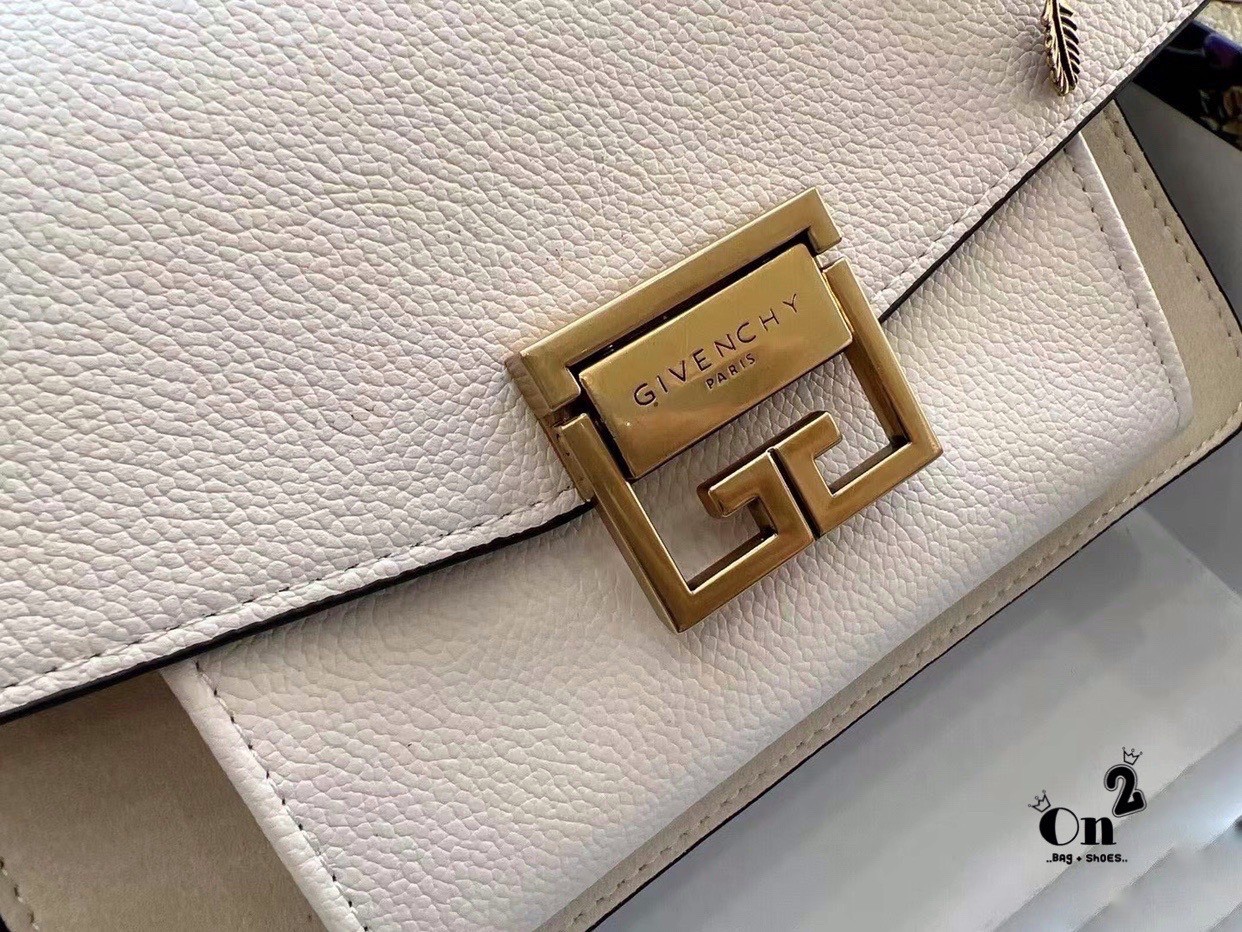 Givenchy GV3 Bag พร้อมส่งที่ไทย กับรุ่นยอดนิยม กระเป๋าสะพายหนังเรียบ เปิดหน้า อะไหล่ทอง งานสวยเป๊ะอะไหล่ปั้มทุกจุด เกรดมิลเลอร์สวยหรู ดูเป็นคนมีเทสดีเลยค่าา ดีไซน์คือสวยมีคลาส มีระดับสุดๆ พร้อมสายโซ่อะไหล่ทอง ละมุนตามากค่าา รุ่นนี้ขายดีมาก ได้มาน้อยด้วยนะ