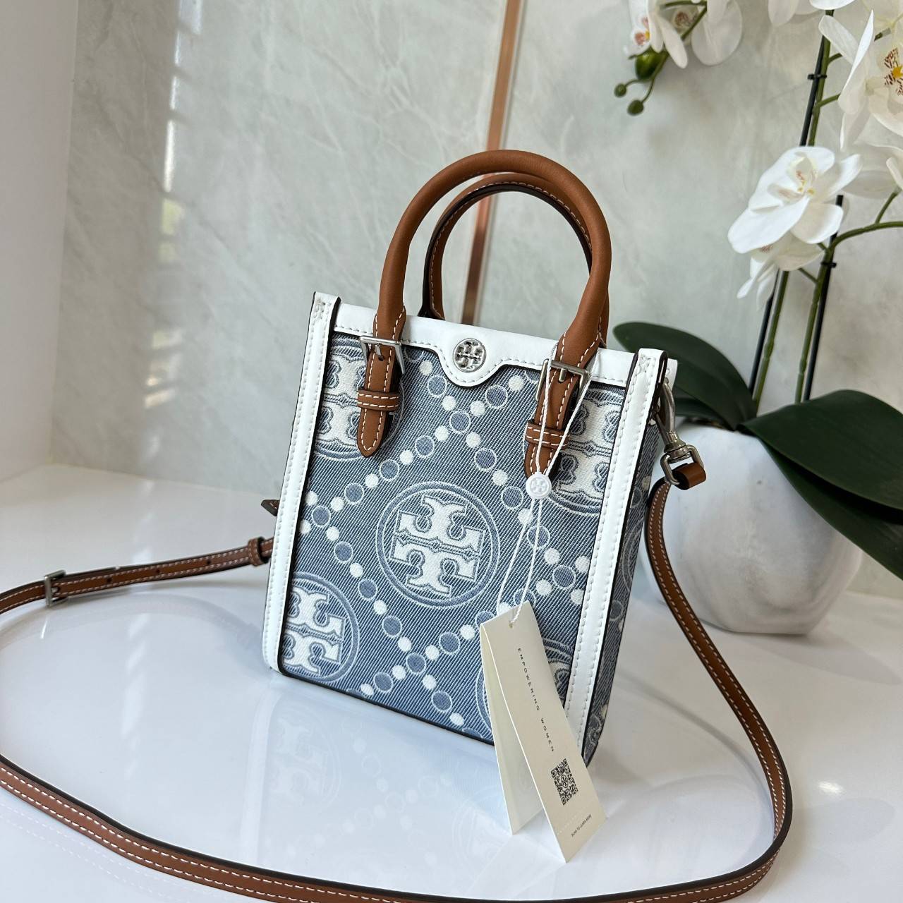 Tory Burch Mini T Monogram Denim Tote / Tory Burch T Monogram Jacquard Denim Mini Tote กระเป๋าทรงโท้ทไซส์มินิ T Monogram รูปแบบคลาสสิค ตัดเย็บอย่างดี คอลใหม่ห้ามพลาดคะ