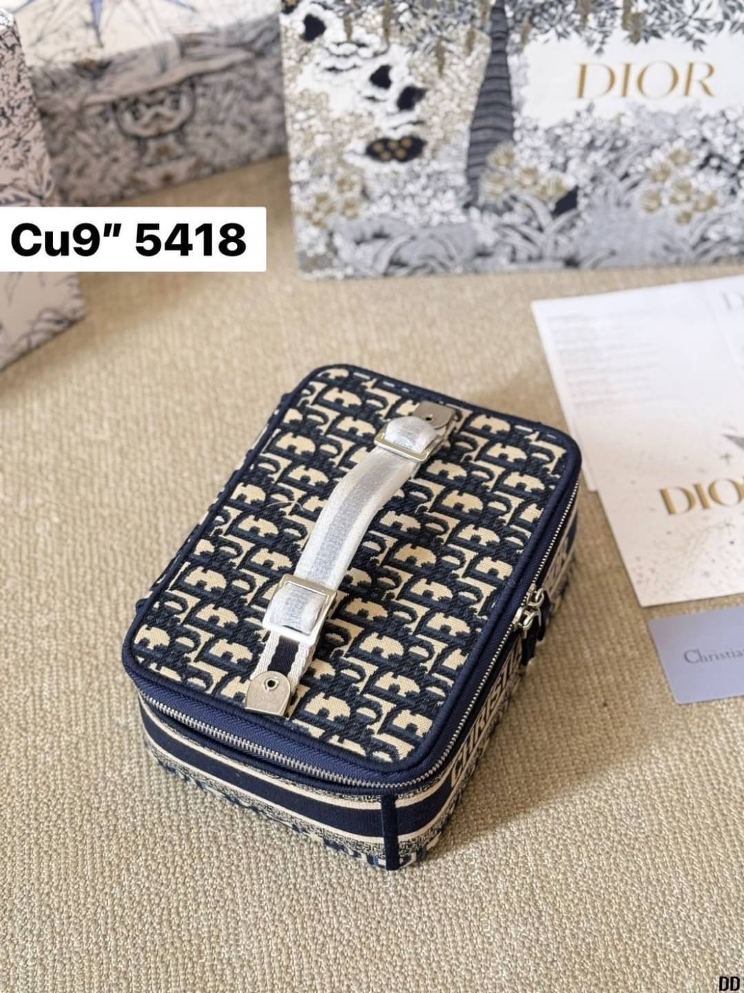 กระเป๋าใส่เครื่องสำอางใบกลาง จุของได้เยอะ มาพร้อมกับลวดลาย Oblique ปักอย่างประณีตและประดับด้วยสัญลักษณ์ Christian Dior Paris มาพร้อมสายสะพายและหูจับในตัว ปรับเปลี่ยนใช้งานได้ตามสไตล์ บอกเลยว่าไอเท็มนี้ฮอตมาก สาวๆห้ามพลาดเด็ดขาดเลยจ้า