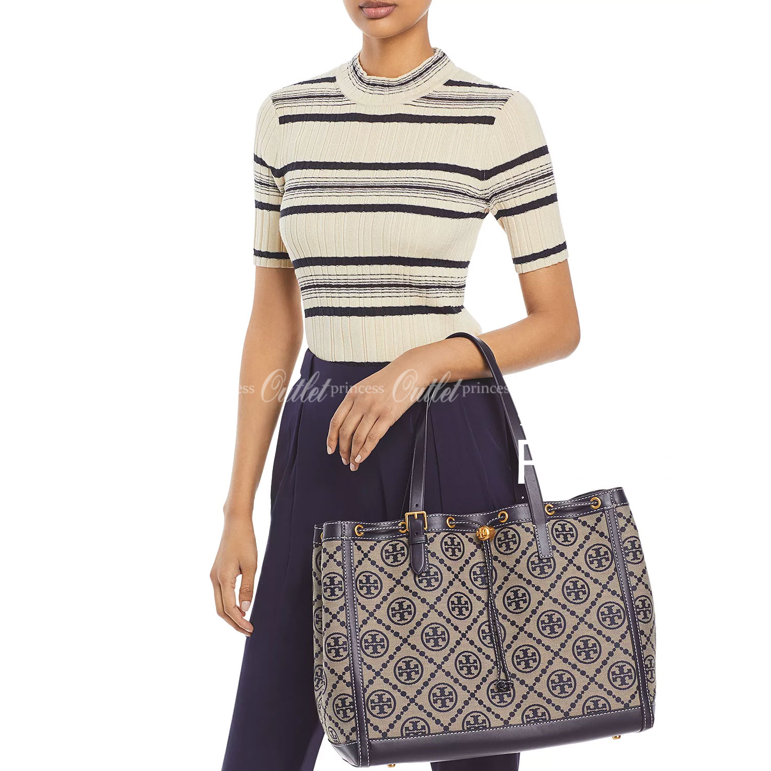 ใบใหญ่ TORY BURCH T MONOGRAM LARGE JACQUARD TOTE BAG กระเป๋าถือหรือสะพายรุ่นล่าสุดดีไซน์ยอดนิยมจาก TORY BURCH FACTORY OUTLET วัสดุ Woven Jacquard & Leather ทอลาย Jacquard Singnature แบรนด์รอบใบสวยอยู่ทรงเป็นเอกลักษณ์ เปิดปิดแบบ Drawstring ขนาดใหญ่มาก กว้า