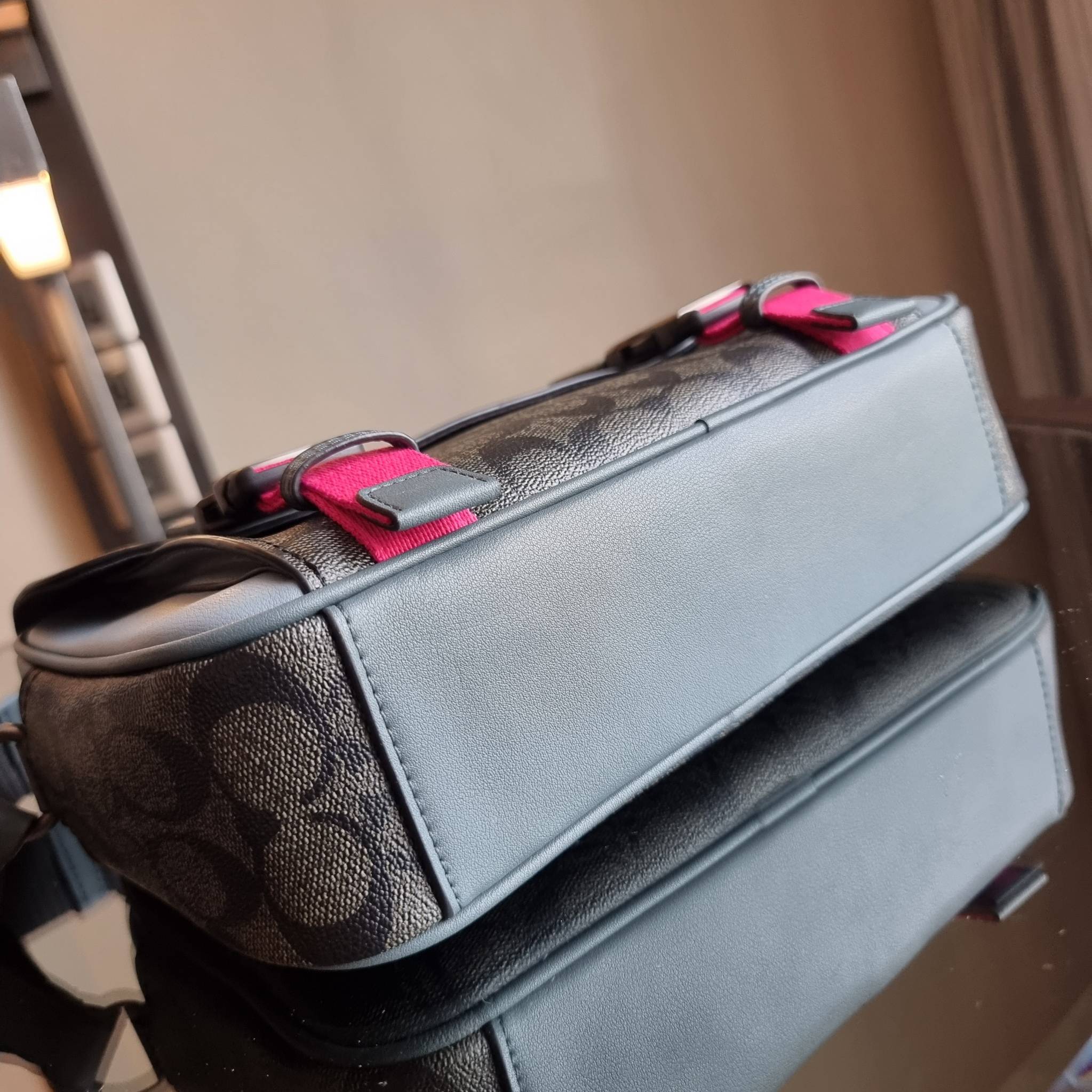 COACH TRACK CROSSBODY IN COLORBLOCK WITH COACH PATCH C6657 C8128 หล่อบอกต่ออีกหนึ่ง กระเป๋าสะพายทรงแมสเซ็นเจอร์ รุ่นเอาใจหนุ่มๆ ที่สาวๆก็อยากใช้!! ด้วยดีไซน์สีคัลเลอร์บล็อคที่โดดเด่น ทำให้ดูน่าใช้งาน วัสดุหนังแท้ สวยคมซ่อนหรู ฝากระเป๋ามีตัวล็อคแน่นหนา เปิ