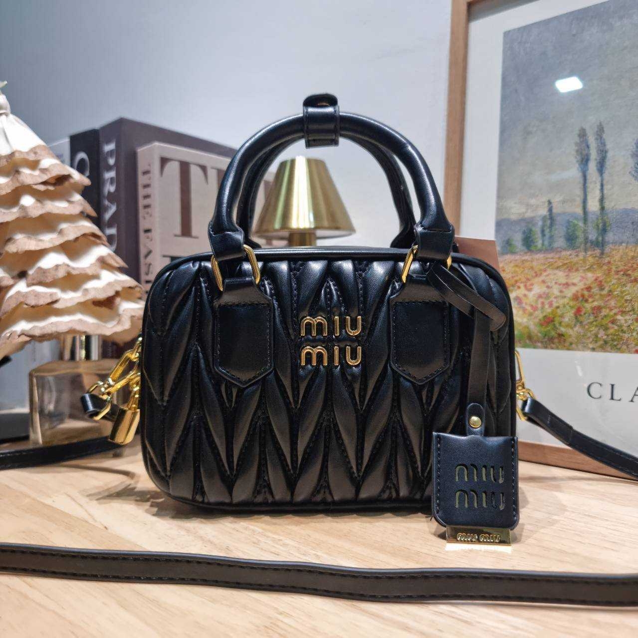 MIU MIU ARCADIE METELASSE MINI LEATHER BAG กระเป๋าถือ/สะพายสุดชิค ที่ไม่มีตอนนี้คือพลาด ดีไซน์เพิ่มดีเทล ด้วยการเดินด้ายเป็นเอกลักษณ์ สวยดูแพง