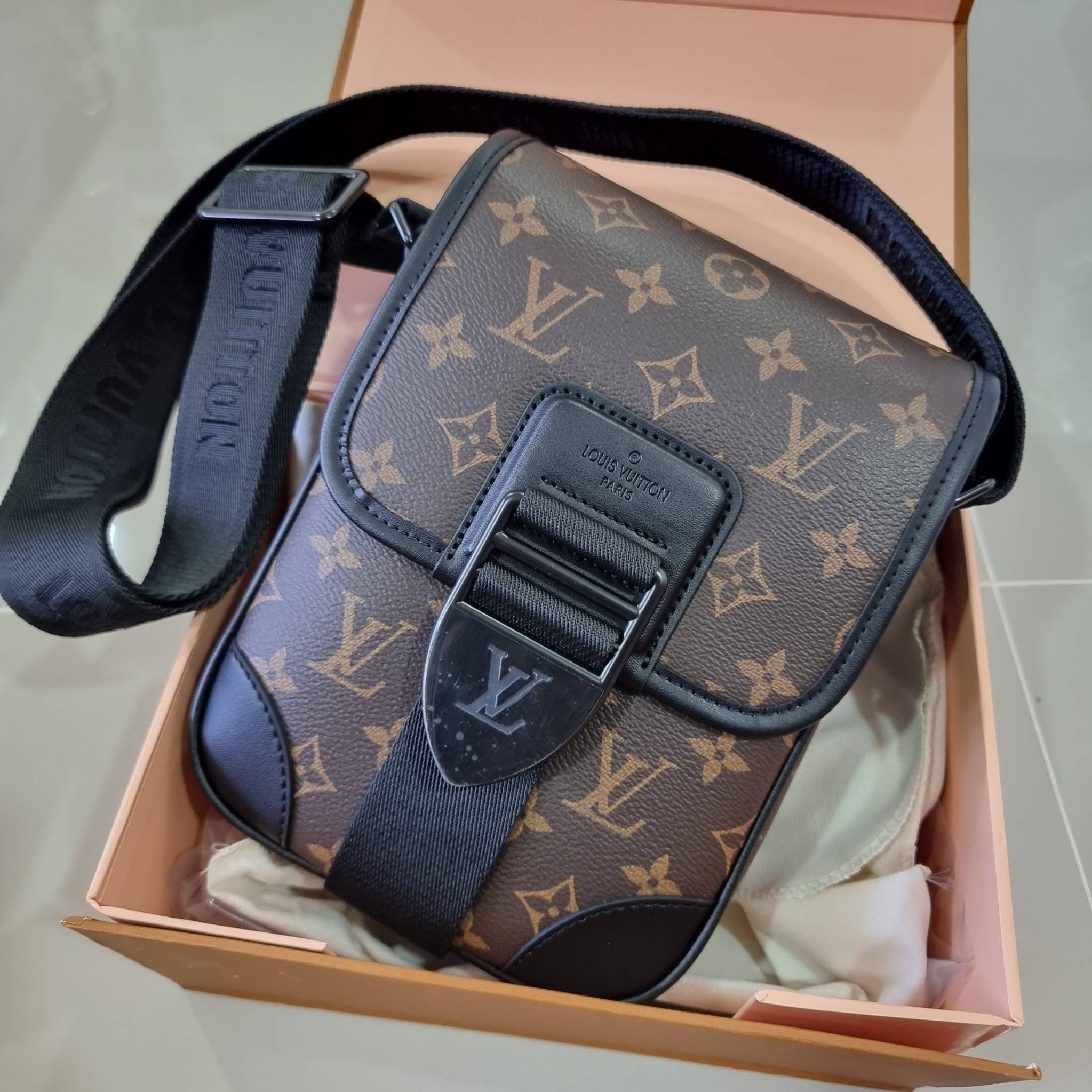LV S-Lock Vertical wearable wallet กระเป๋าสะพายข้างสำหรับหนุ่มๆ LV crossbody bag ใหม่ล่าสุด ได้ชิคๆเท่ๆก่อนใคร ไม่ต้องรอพรีฯ ราคาดีวัสดุหนังแคนวาสคุณภาพดี ดีไซน์ดูแพง