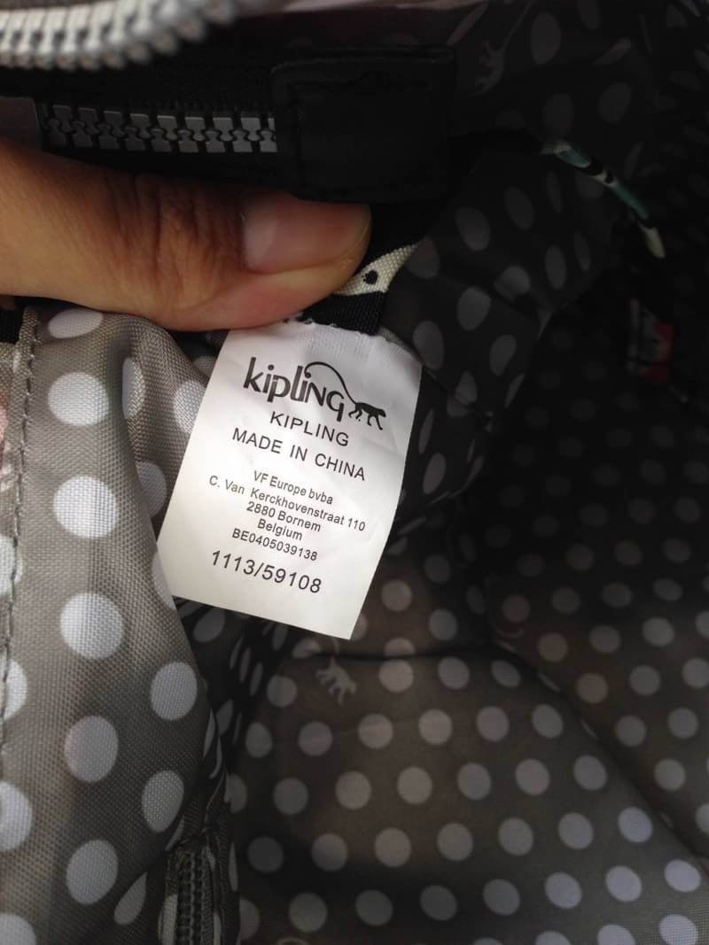 Kipling รุ่น Cicele กระเป๋าสะพายไหล่ใบใหญ่ สวยน่ารัก ตัวกระเป๋าด้านในเป็นช่องโล่งแบบปิดเปิดด้วยซิป มีช่องซิปด้านใน ด้านข้างกระเป๋า มี 2 ช่อง ปิดเปิด ด้วยเทป พร้อมที่ใส่โทรศัพท์ ปากกา และ MP 3 ในส่วนด้านใน และ ด้านข้างกระเป๋า ซ้าย-ขวา เป็นช่องขนาดเล็กสำหรั